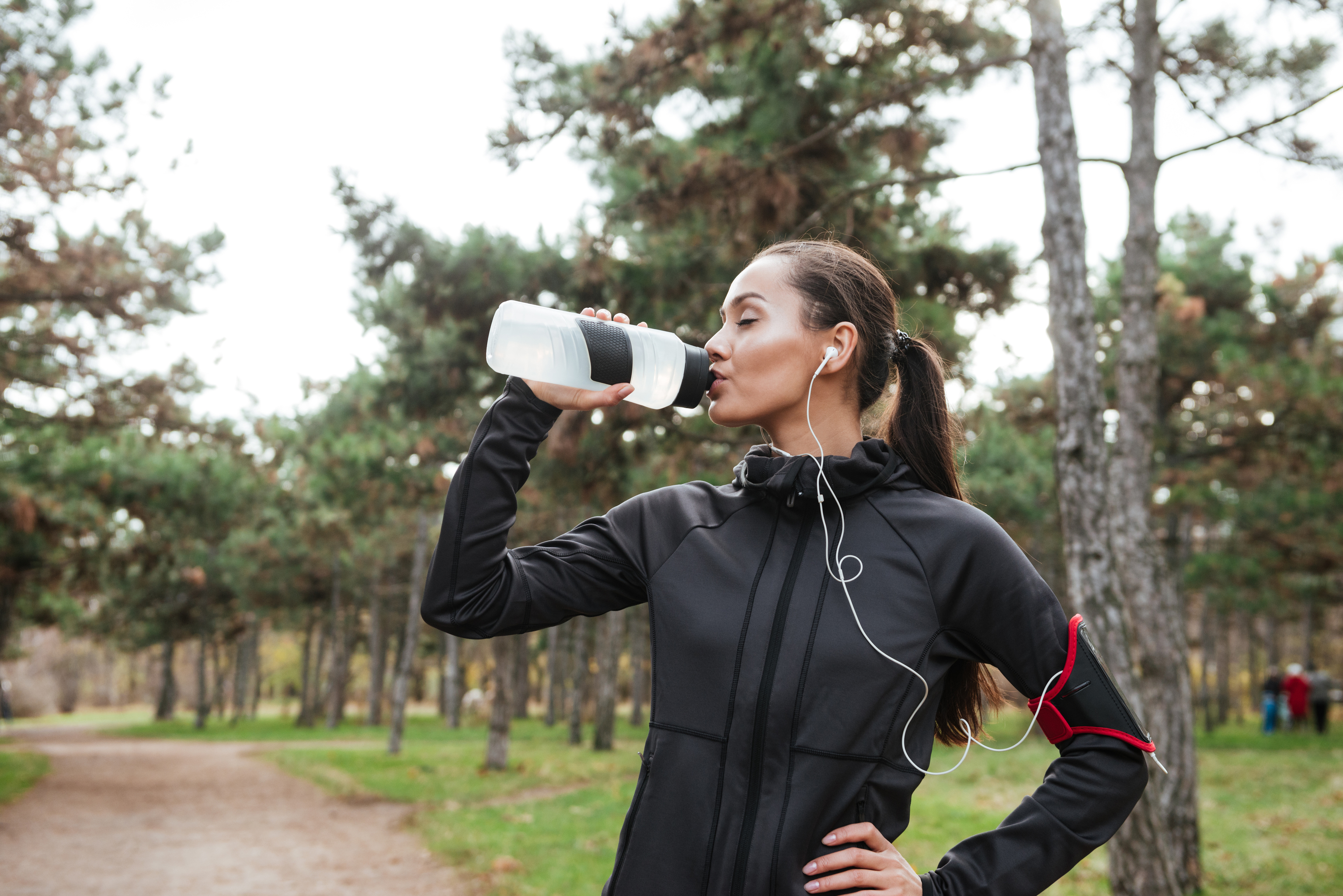 ¿Qué pasa si tomas agua mientras haces ejercicio? Los expertos responden