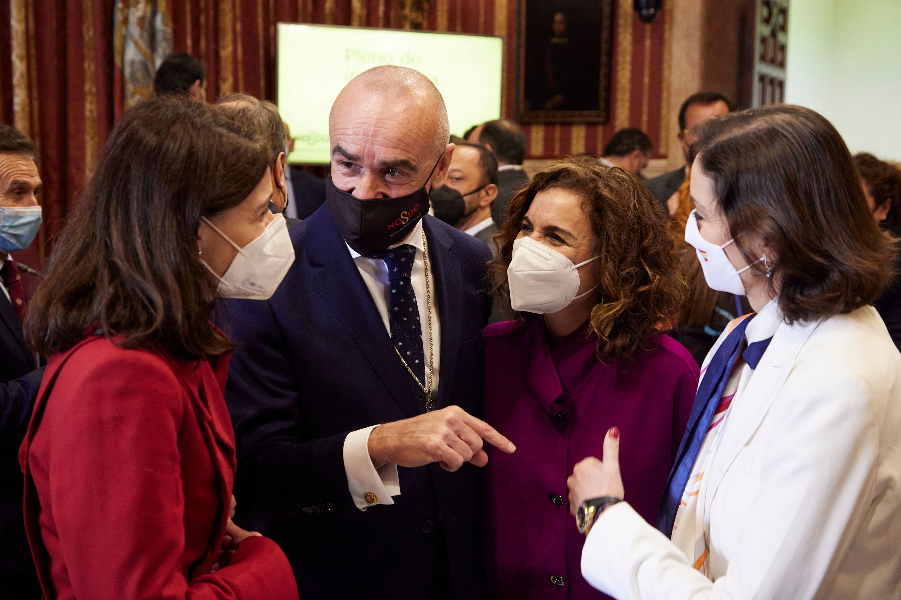 El flamante alcalde de Sevilla, Antonio Muoz, rodeado de las ministras Mara Jess Montero, Reyes Maroto y Pilar Llop el da de su toma de posesin.