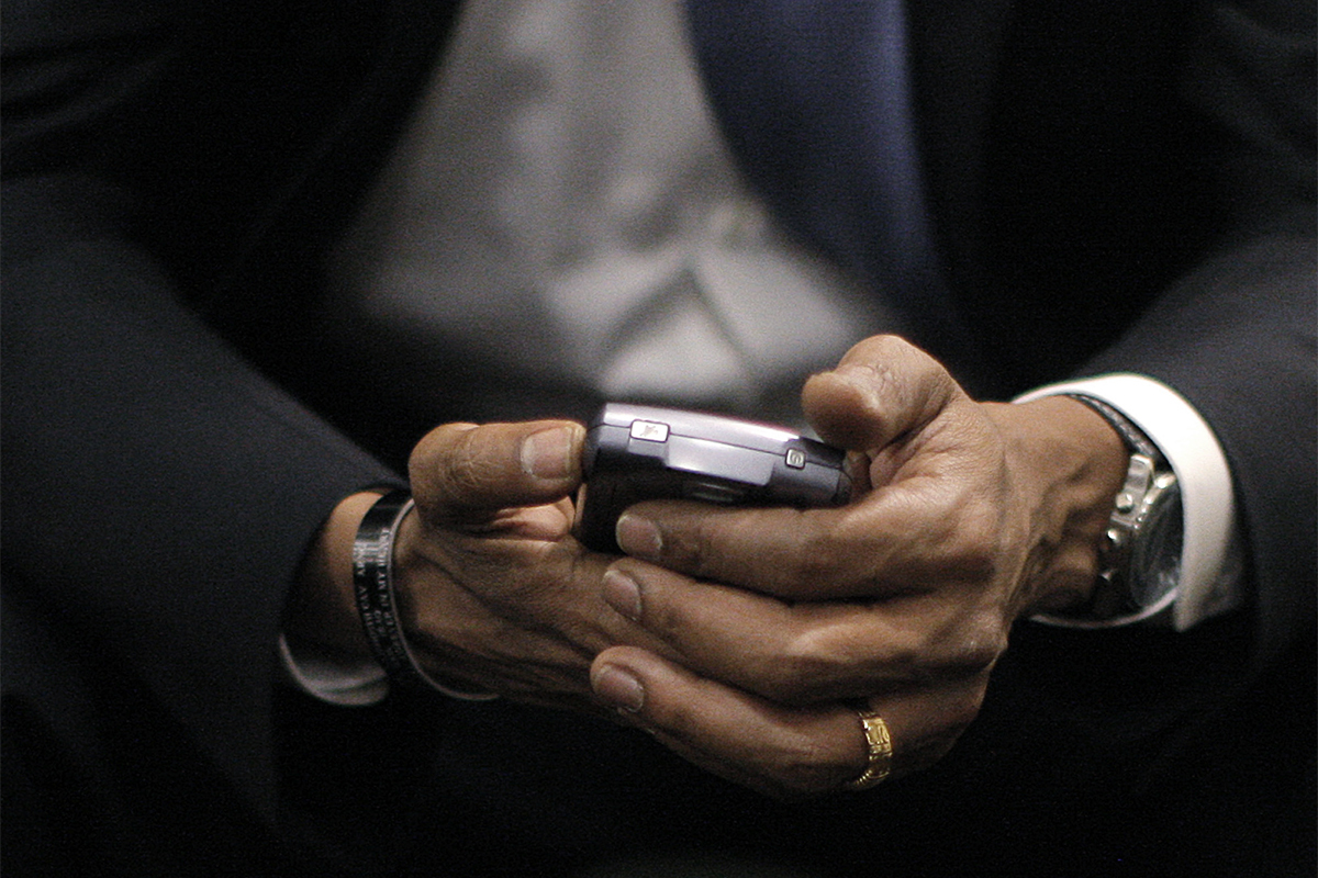 Obama sujeta su Blackberry en 2008.