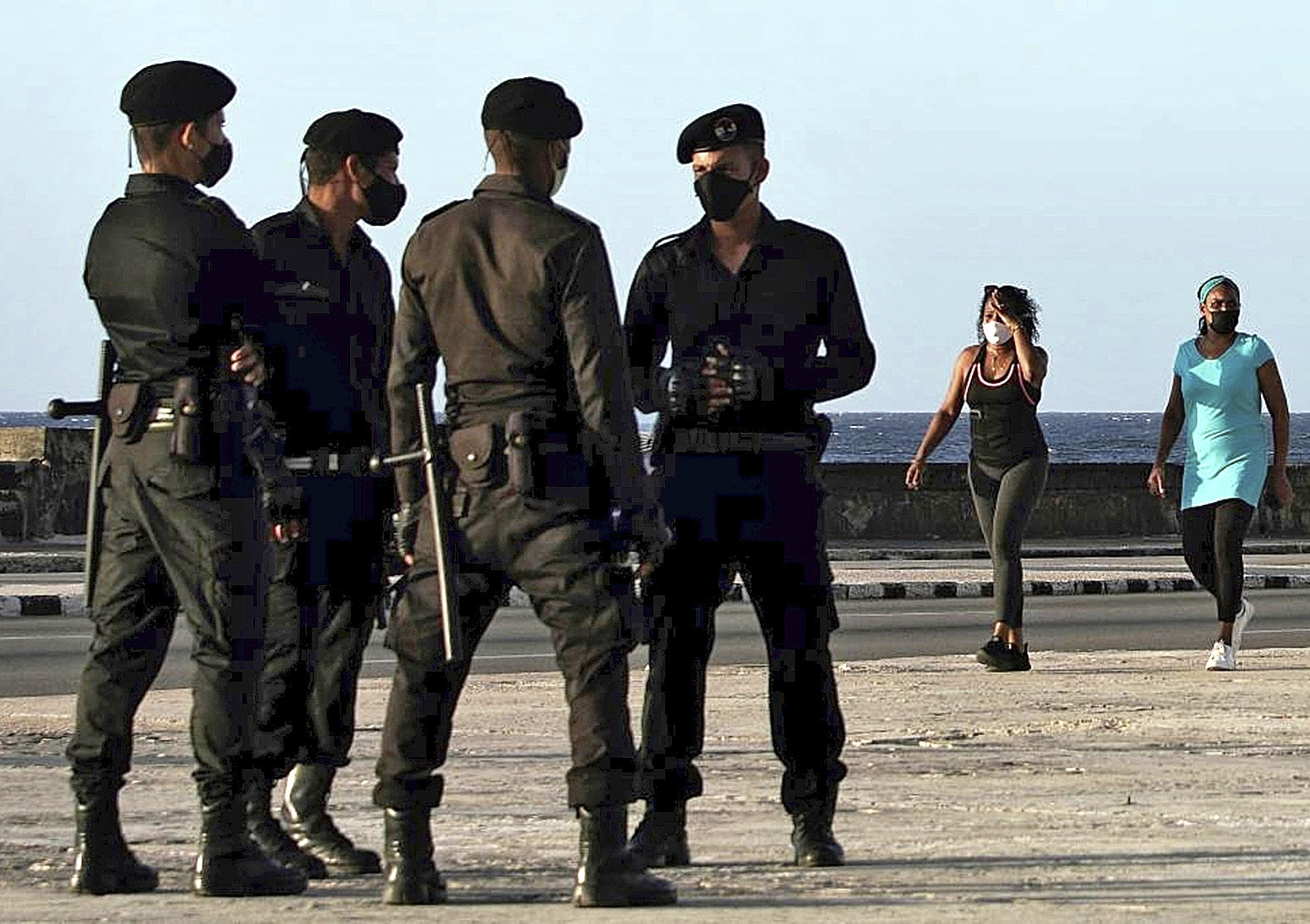 Fuerzas especiales patrullan La Habana.