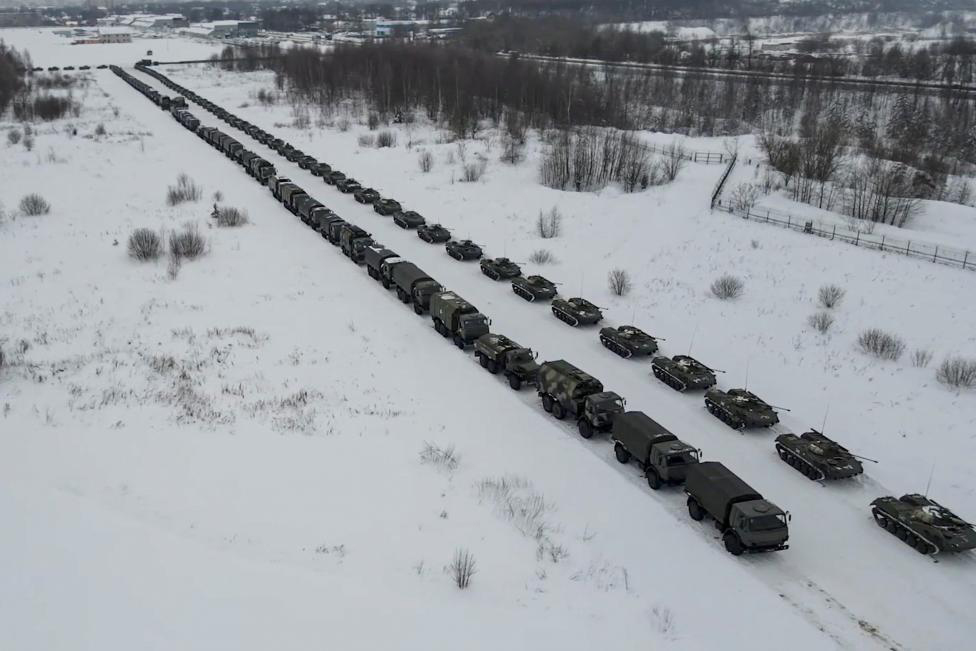 Columna de vehículos rusos enviados a Kazajistán desde Chkalovsky.