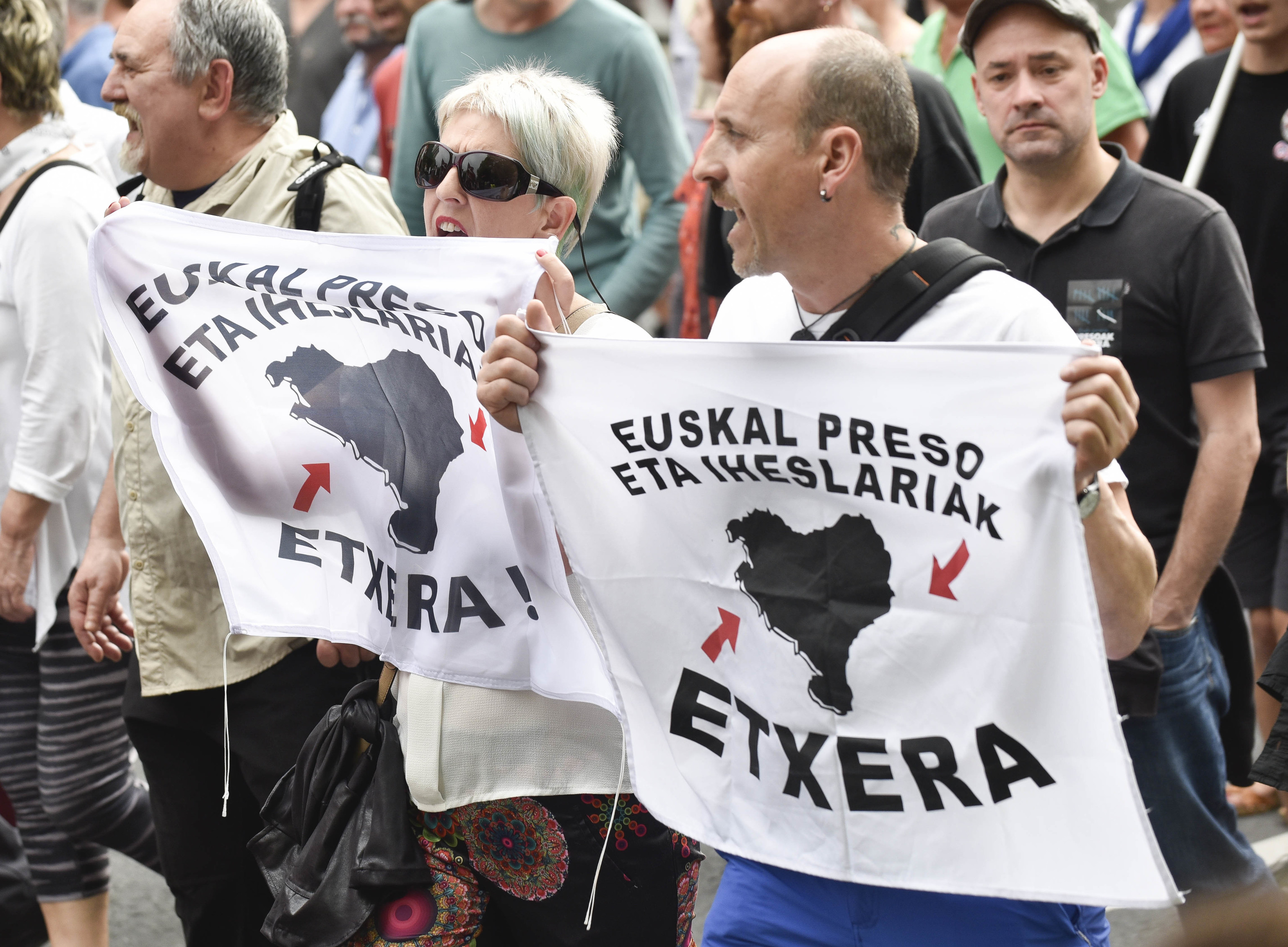 Manifestantes en una marcha por los presos exhiben carteles en euskera para pedir su traslado "a casa".