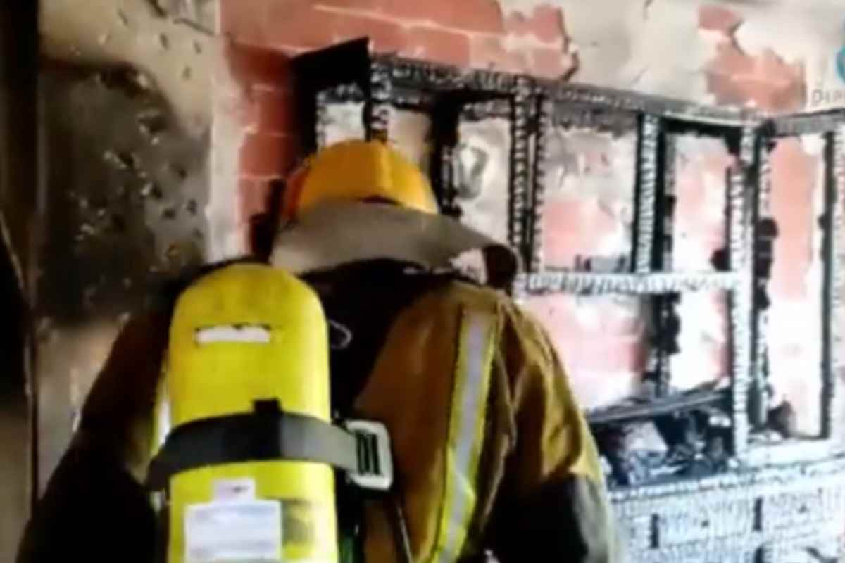 Los bomberos, en la vivienda arrasada por el incendio