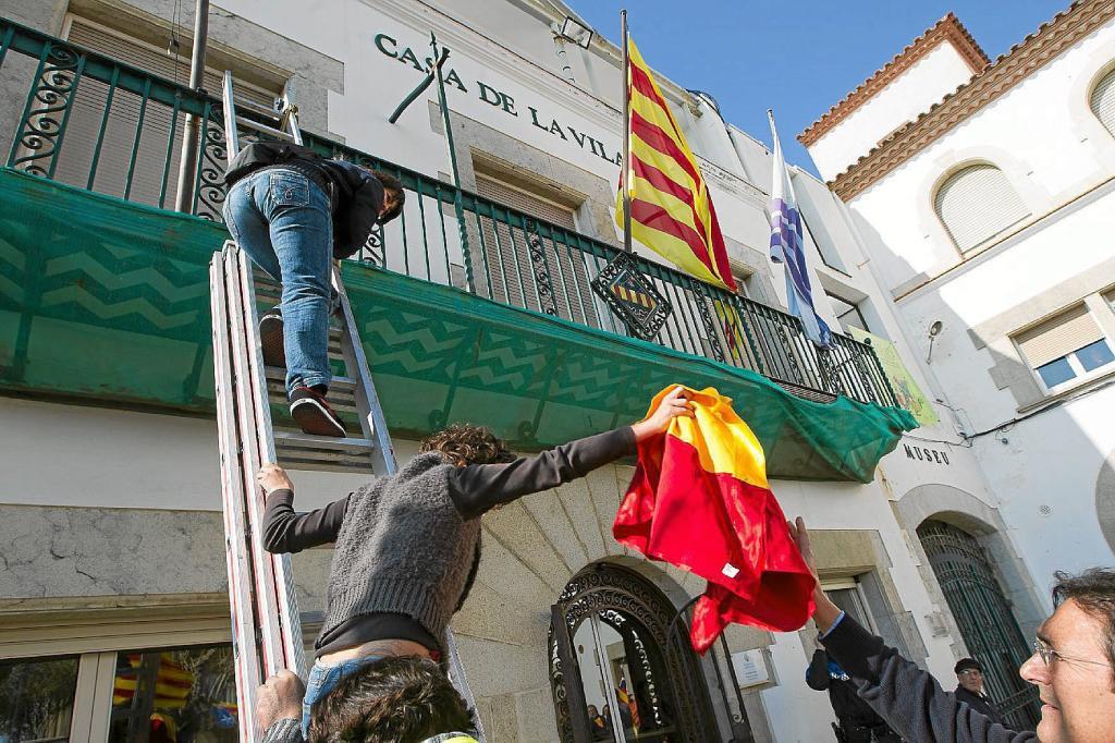 Imagen de 2012 de cuando se retir la bandera en Sant Pol