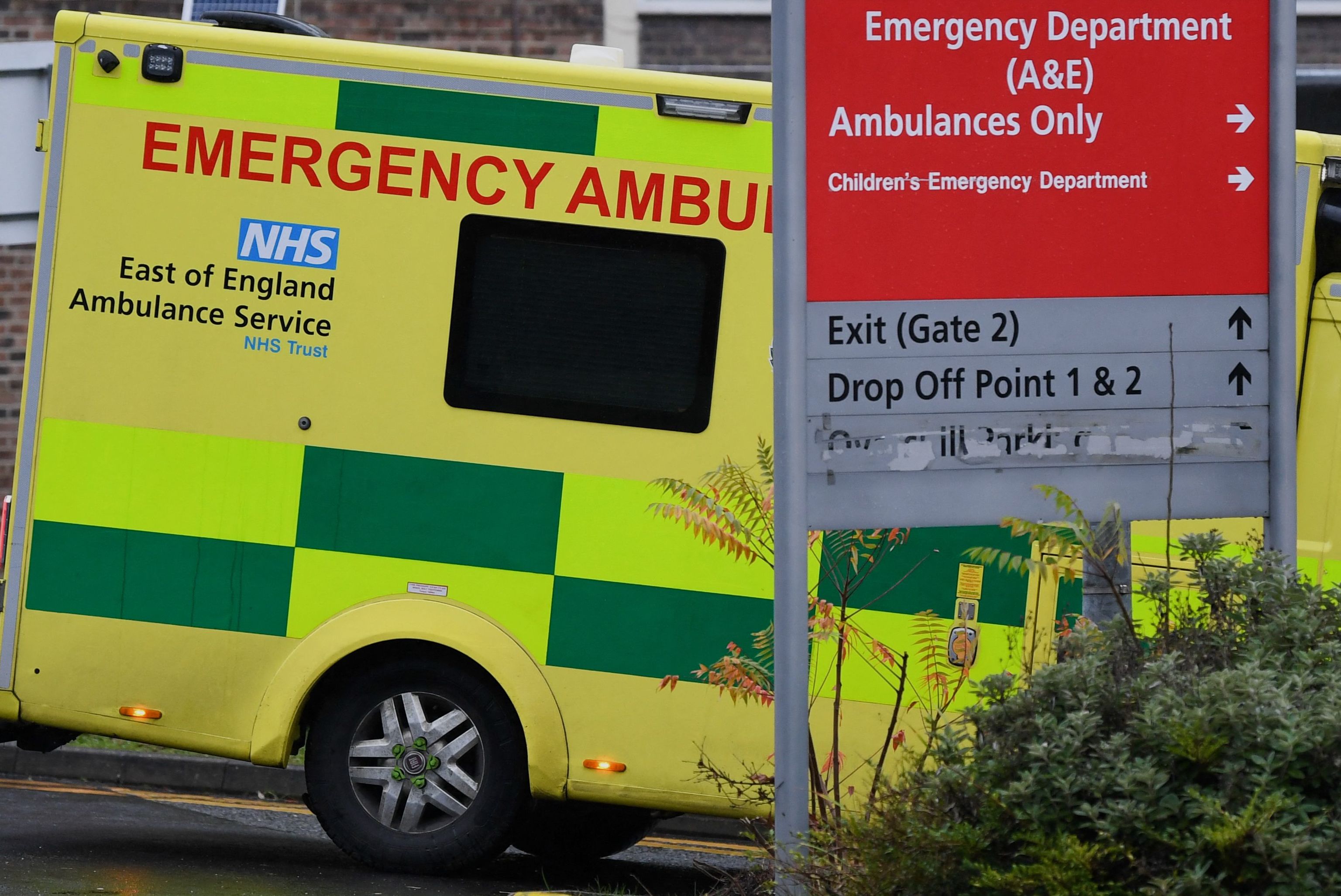 Ambulancias en las puertas de un hospital de Londres.
