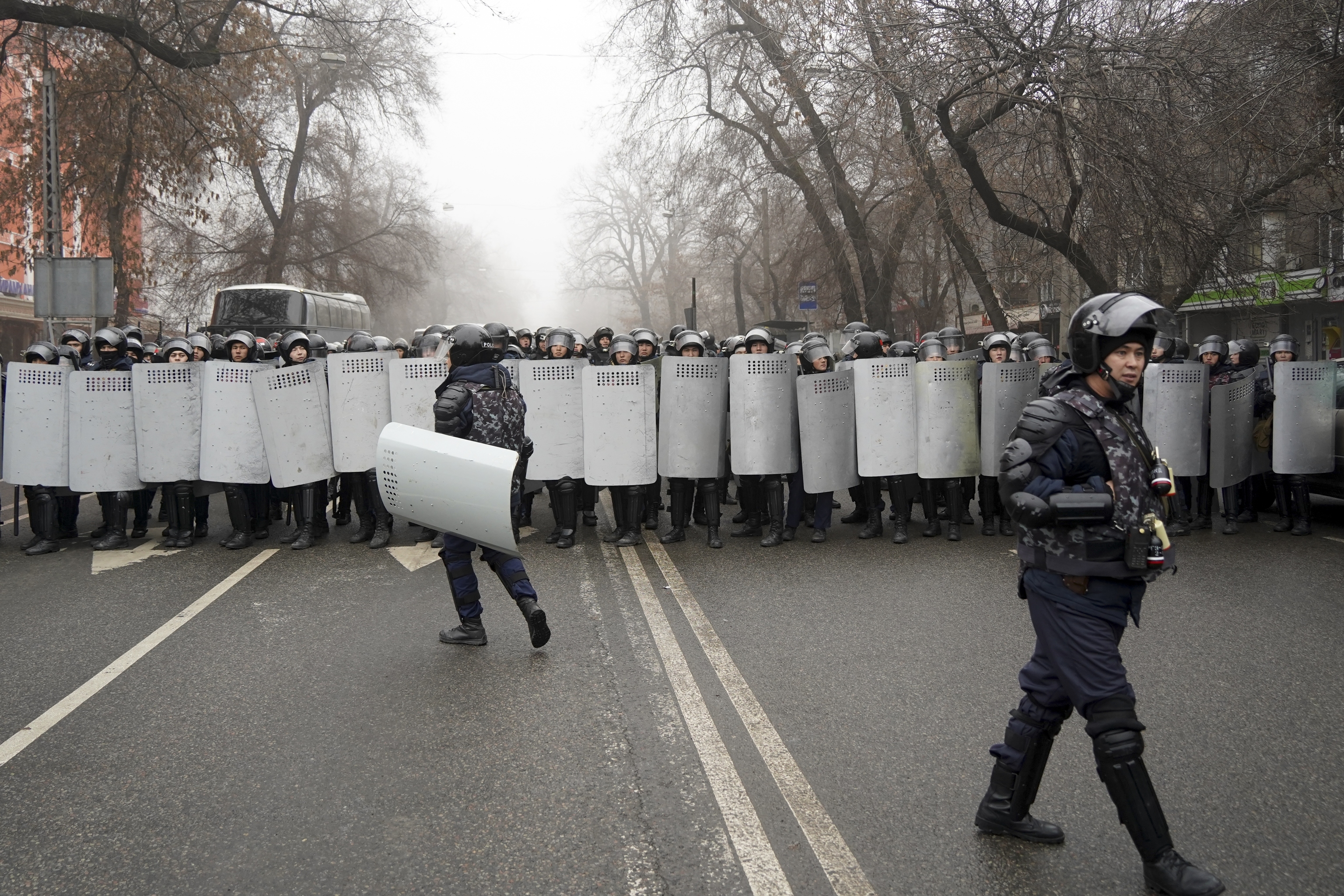 Policía kazaja se enfrenta a los manifestantes en Almati.