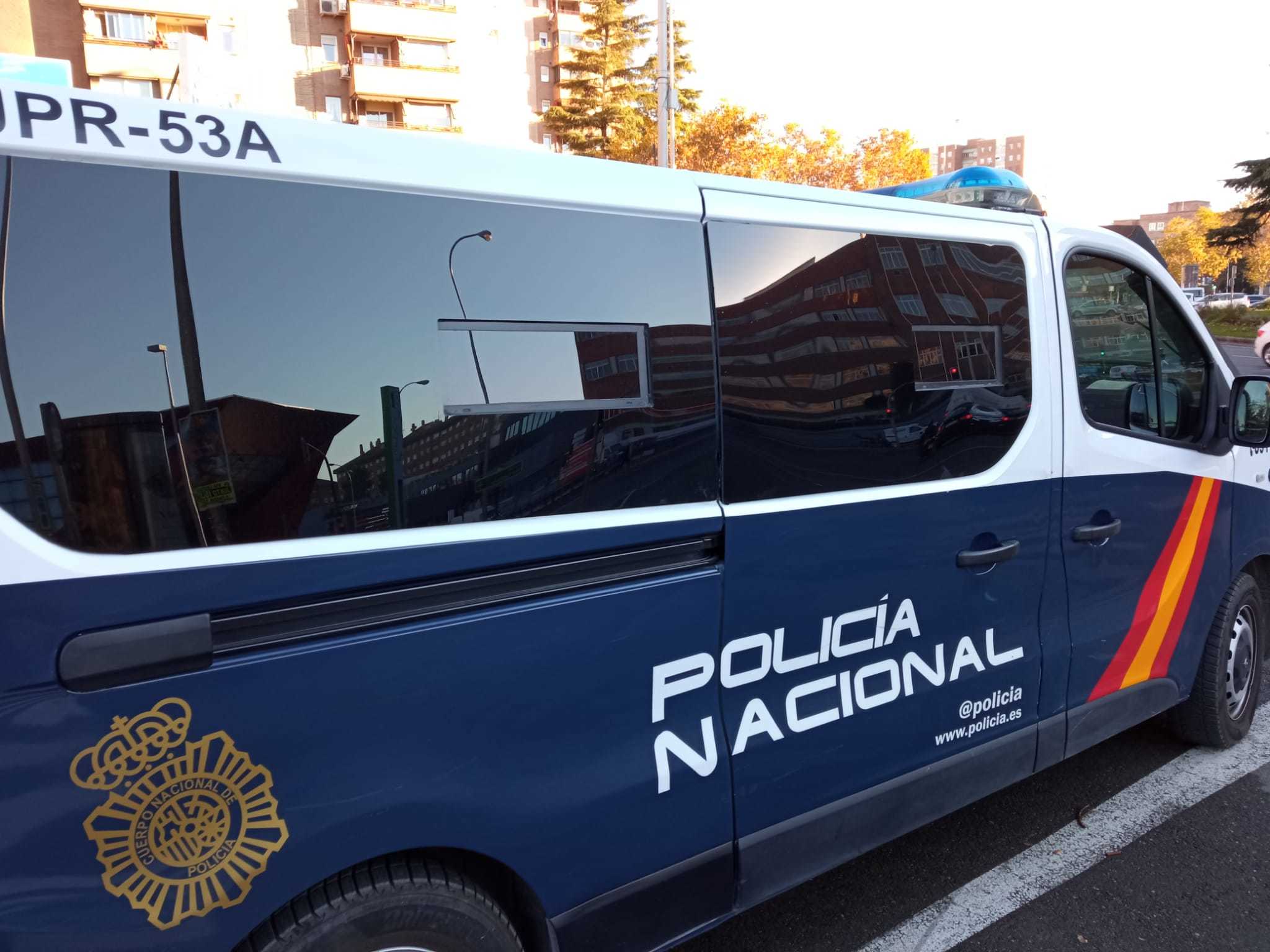 Un coche de la Policía Nacional durante una intervención en Usera en una imagen de archivo.