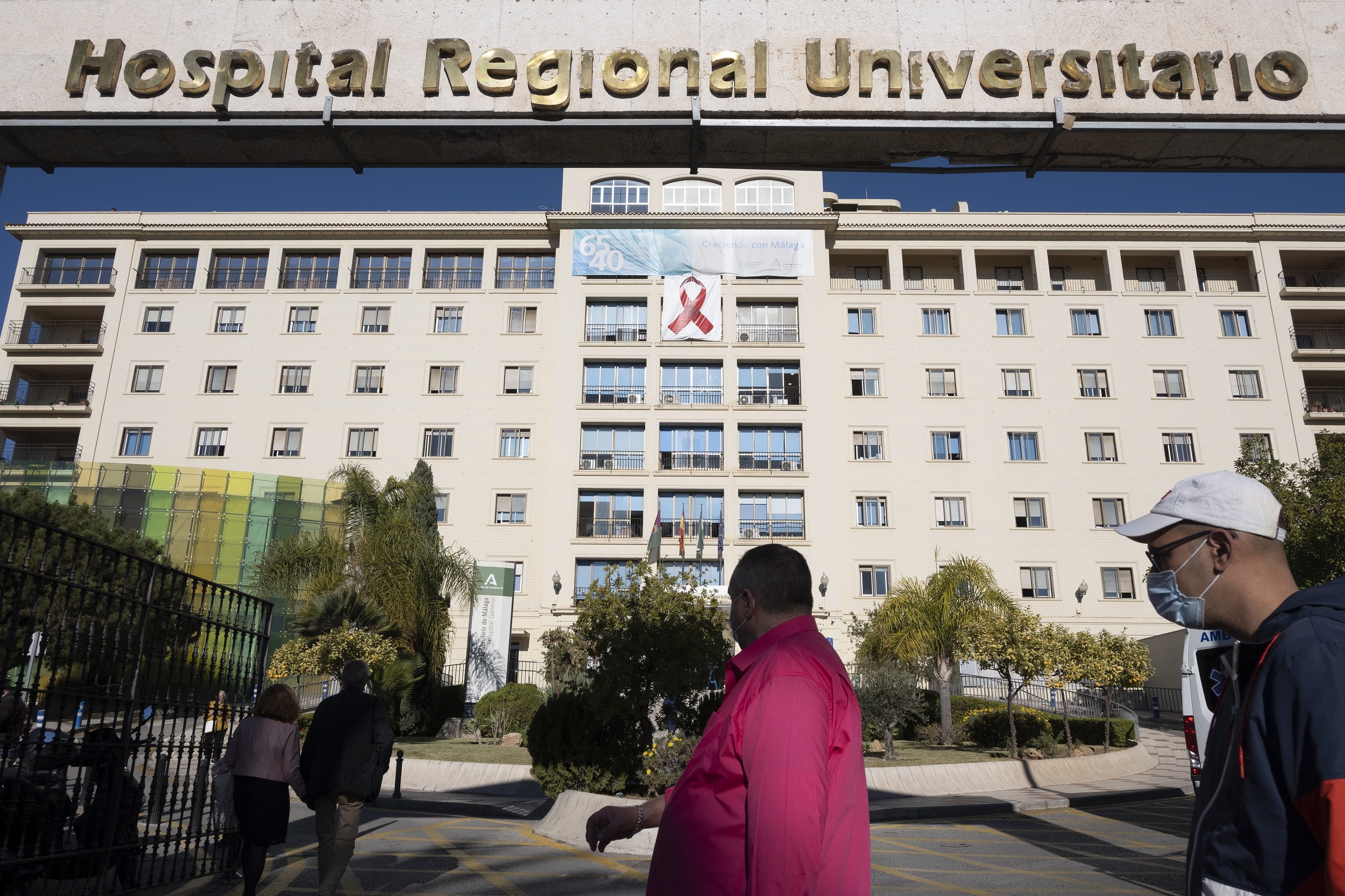 Puerta del Hospital Regional Universitario de Mlaga.
