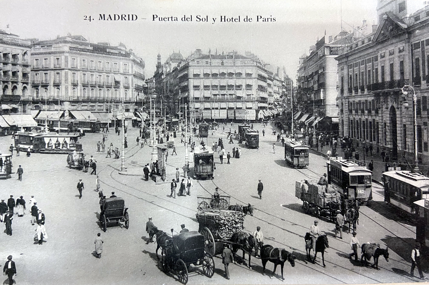 Postal de la Puerta del Sol y el Hotel de París de Madrid de 1900.
