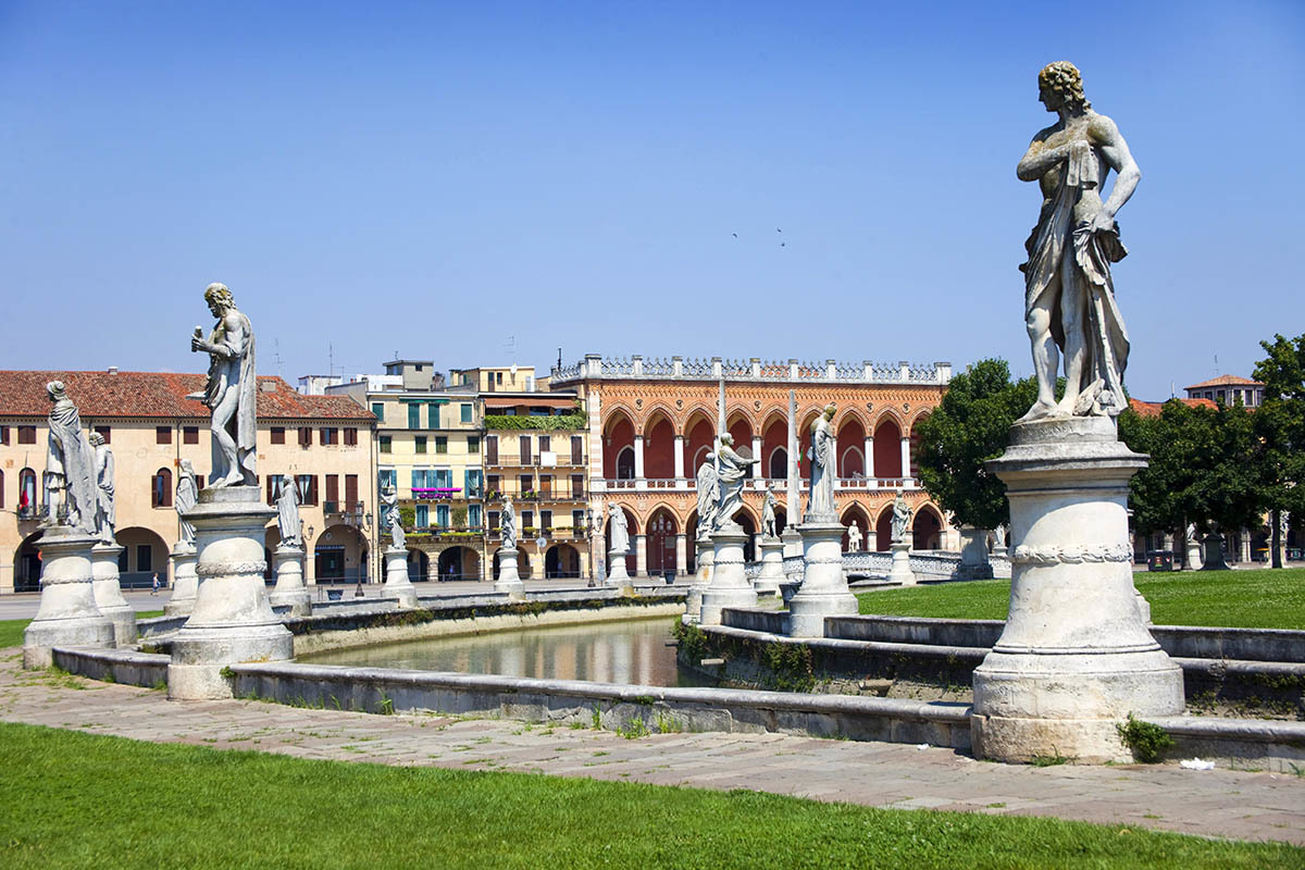 Vista de la Plaza Prato della Valle, en Padua.