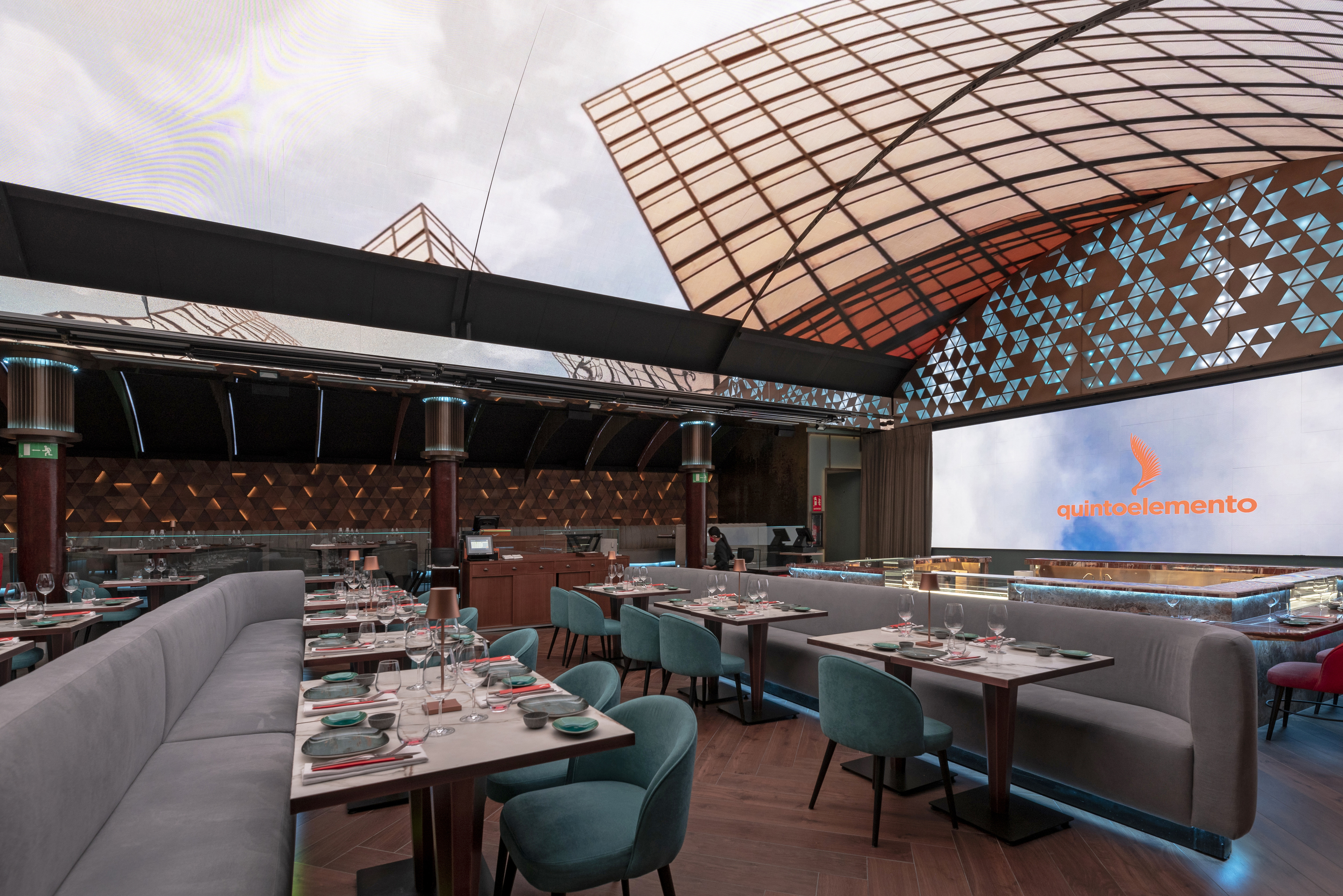 La cúpula del restaurante Quintoelemento puede abrirse para dejar la azotea al aire libre.