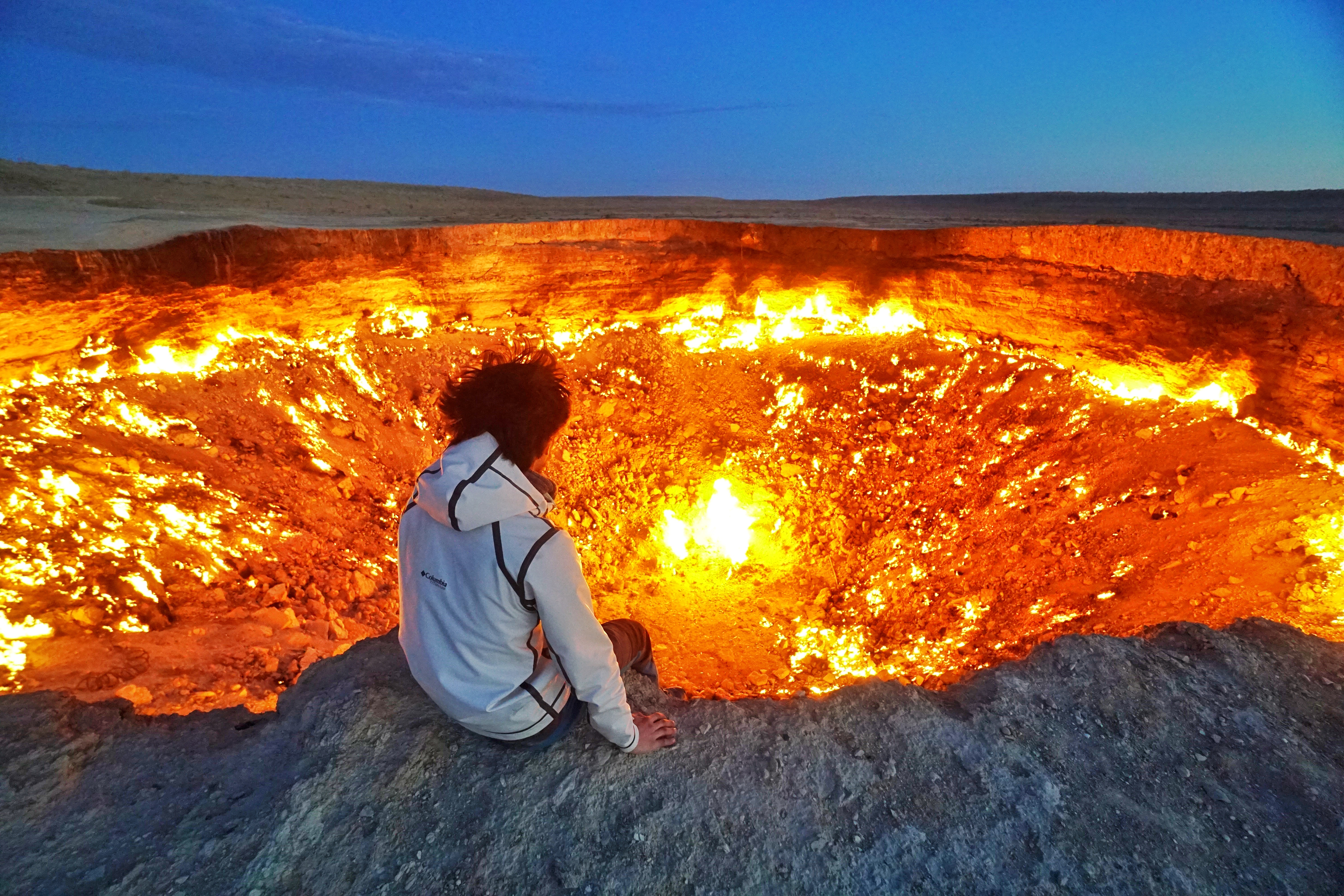 Un joven al borde del cráter.