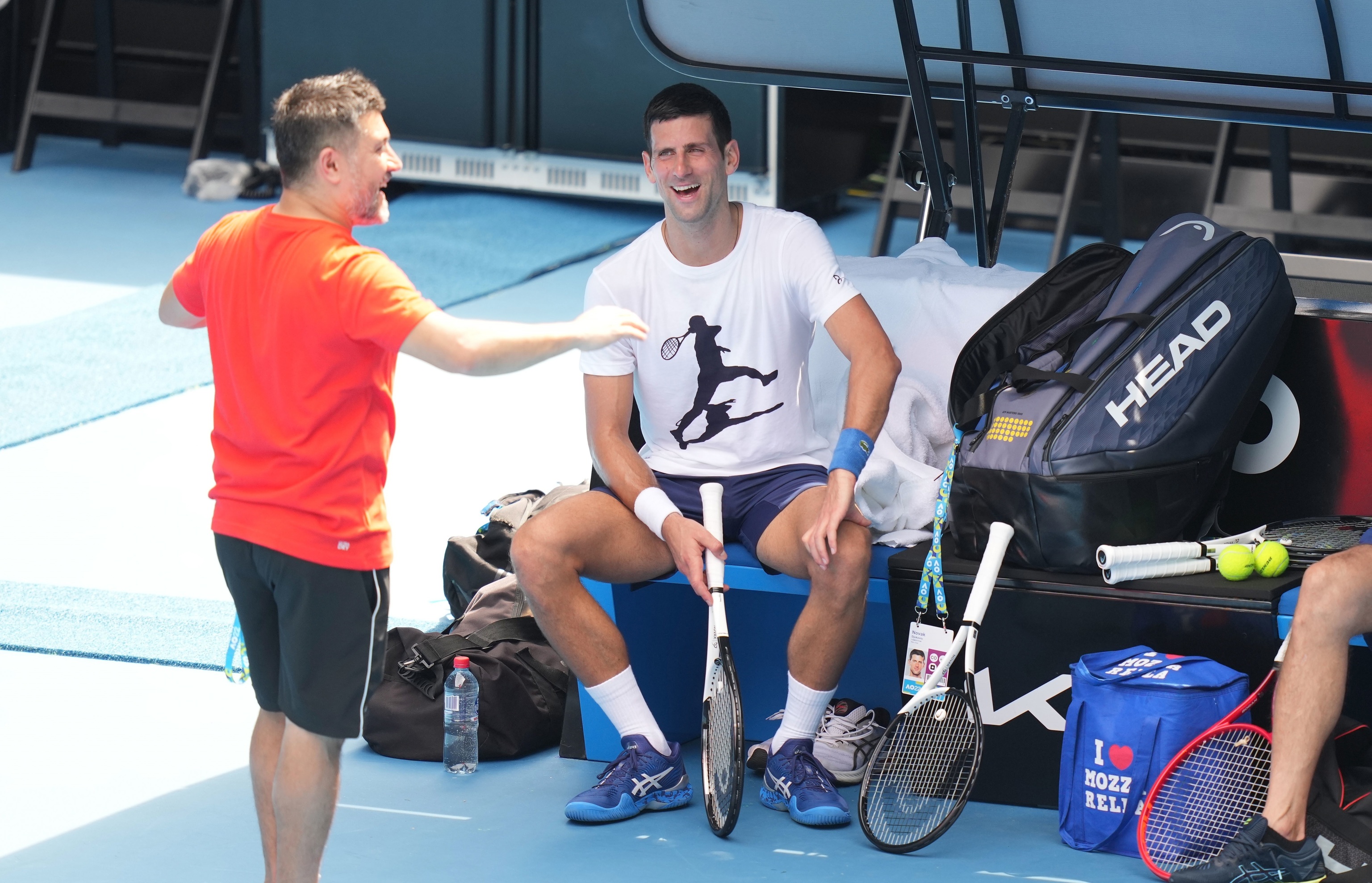 Djokovic, el martes, con su fisioterapeuta en Melbourne Park