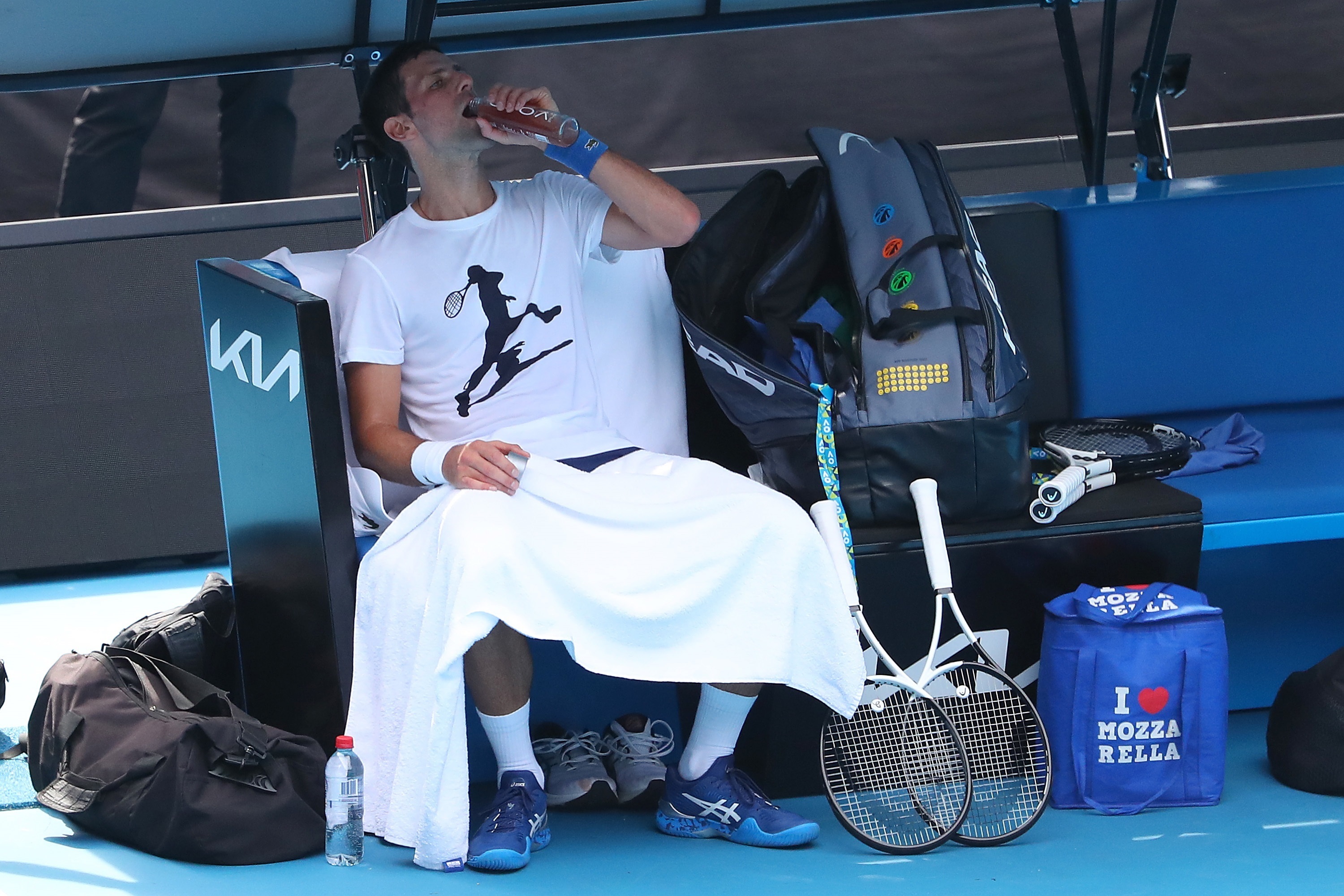 Djokovic descansa, durante el entrenamiento del martes.
