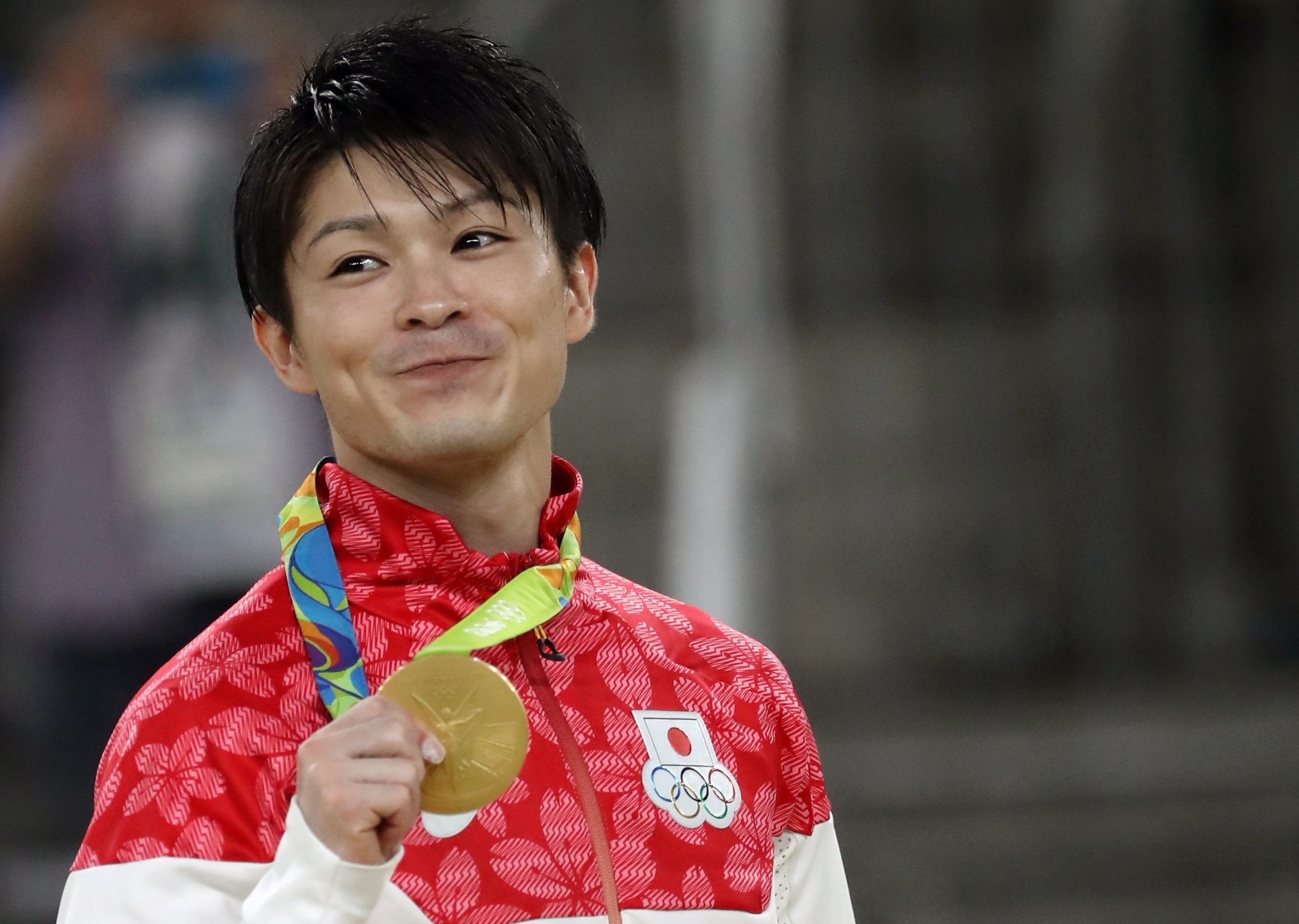 Uchimura tras lograr el oro olmpico de concurso completo en Ro.