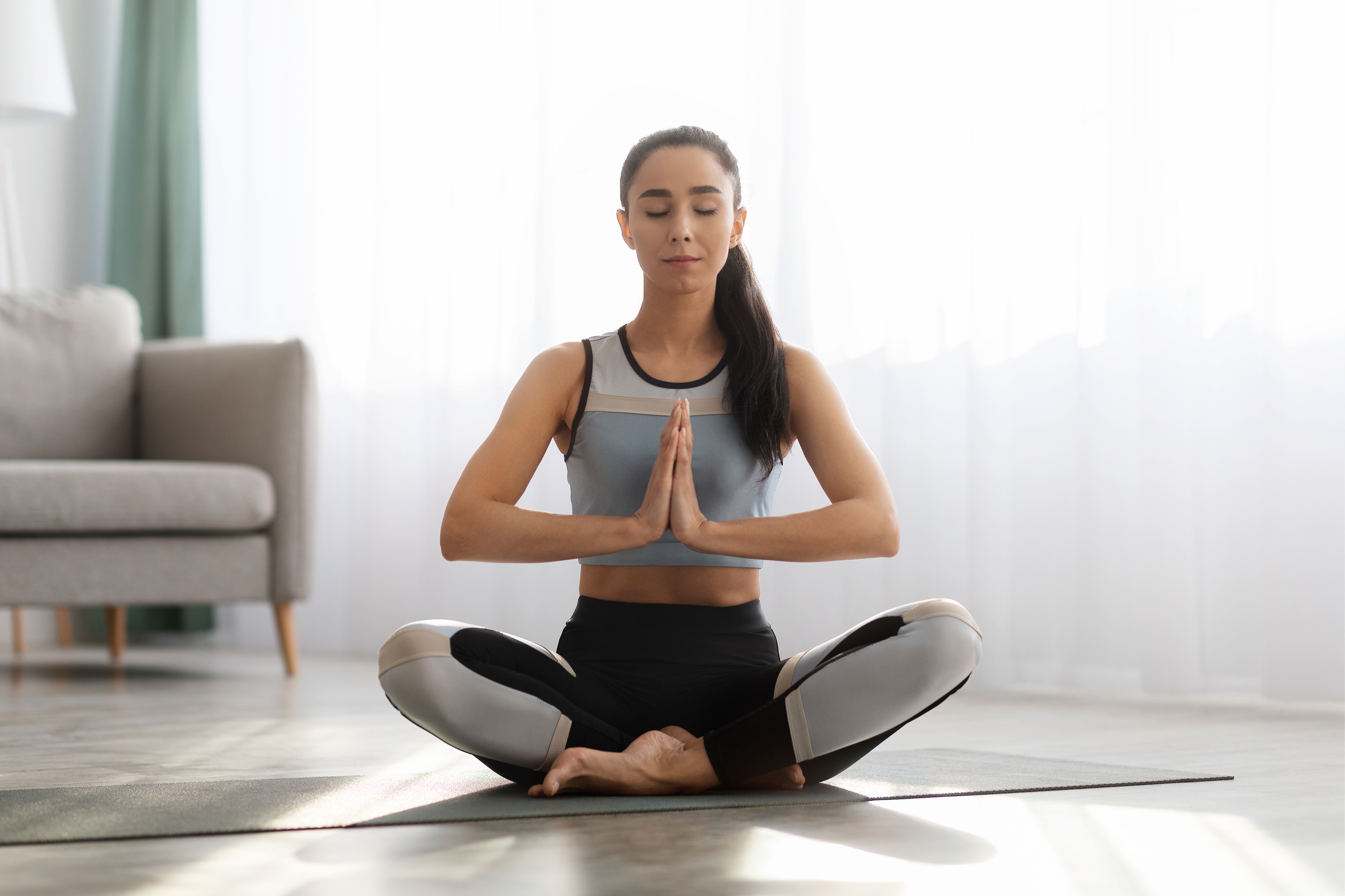 Una esterilla o una colchoneta es lo nico que necesitas para practicar yoga en casa.