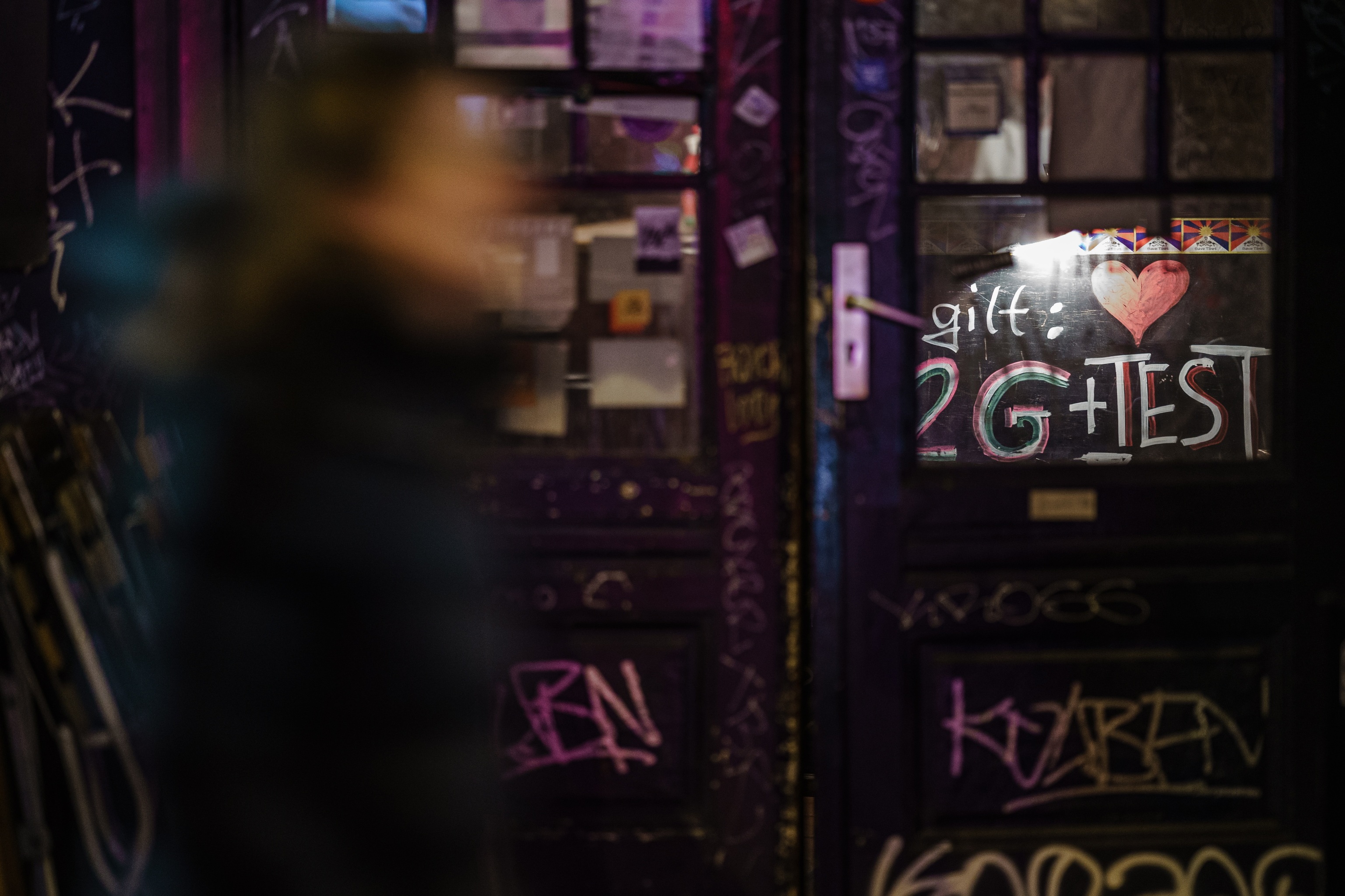 El letrero de un bar anuncia la regla 2G plus para entrar, en Berln.