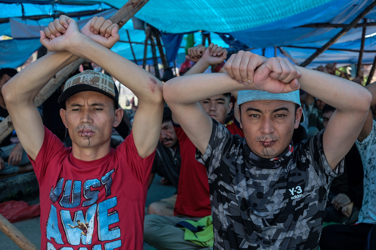 Afganos protestan con la boca cosida en Pekanbaru.