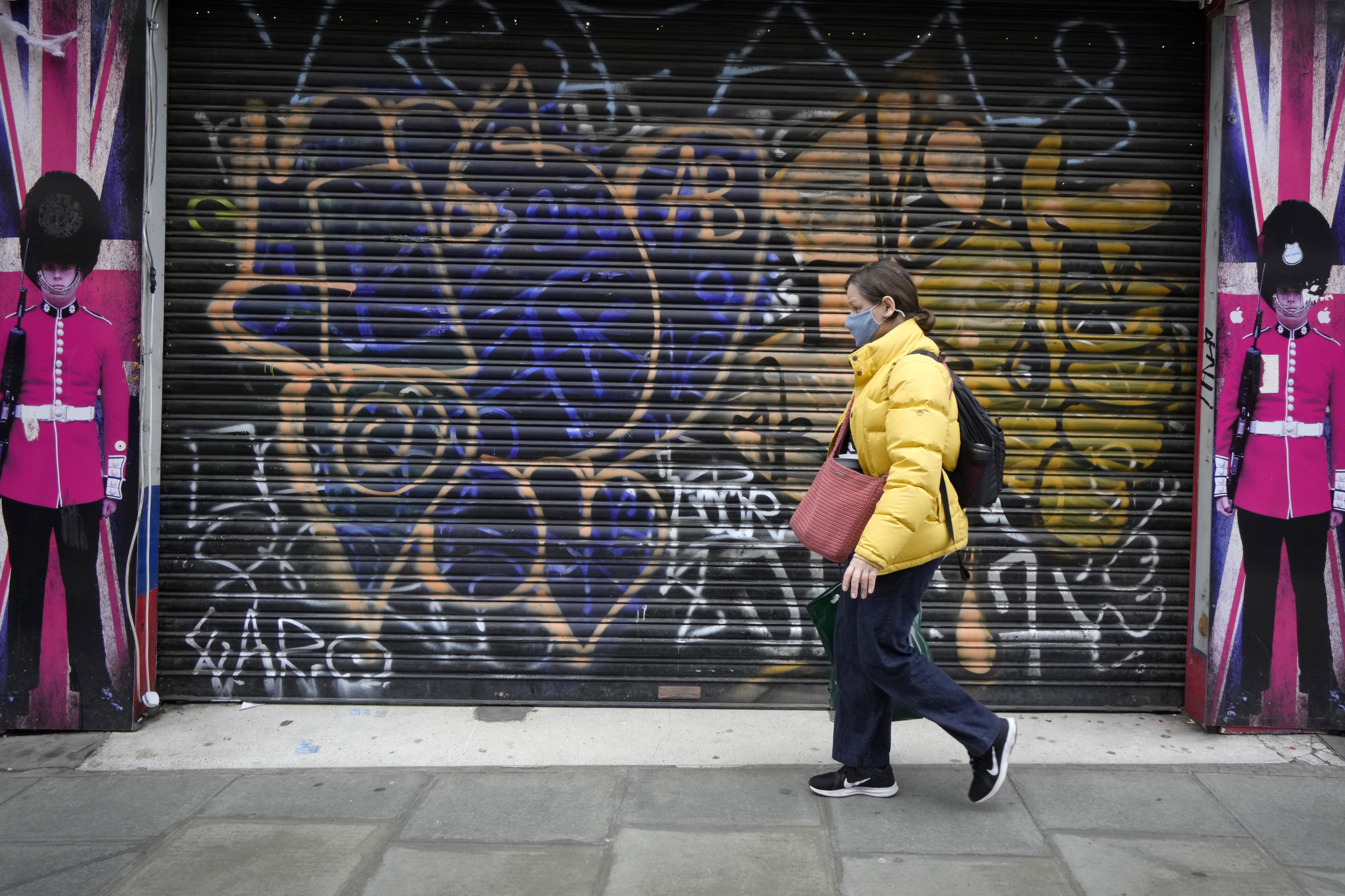 Una ciudadana paseaba este lunes por delante de una tienda cerrada en Oxford Street (Londres).