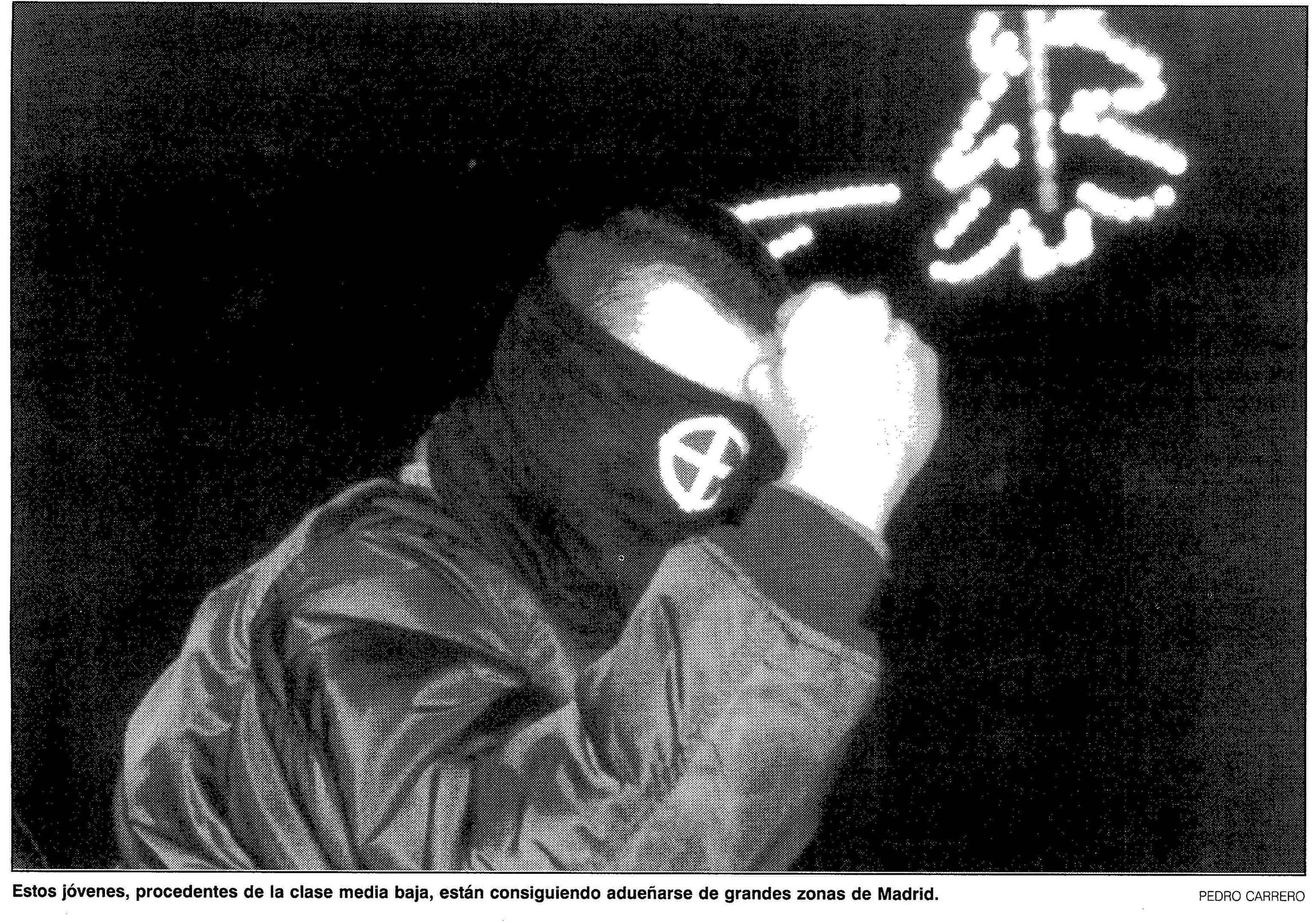 Un cabeza rapada con el rostro cubierto, en 1992.