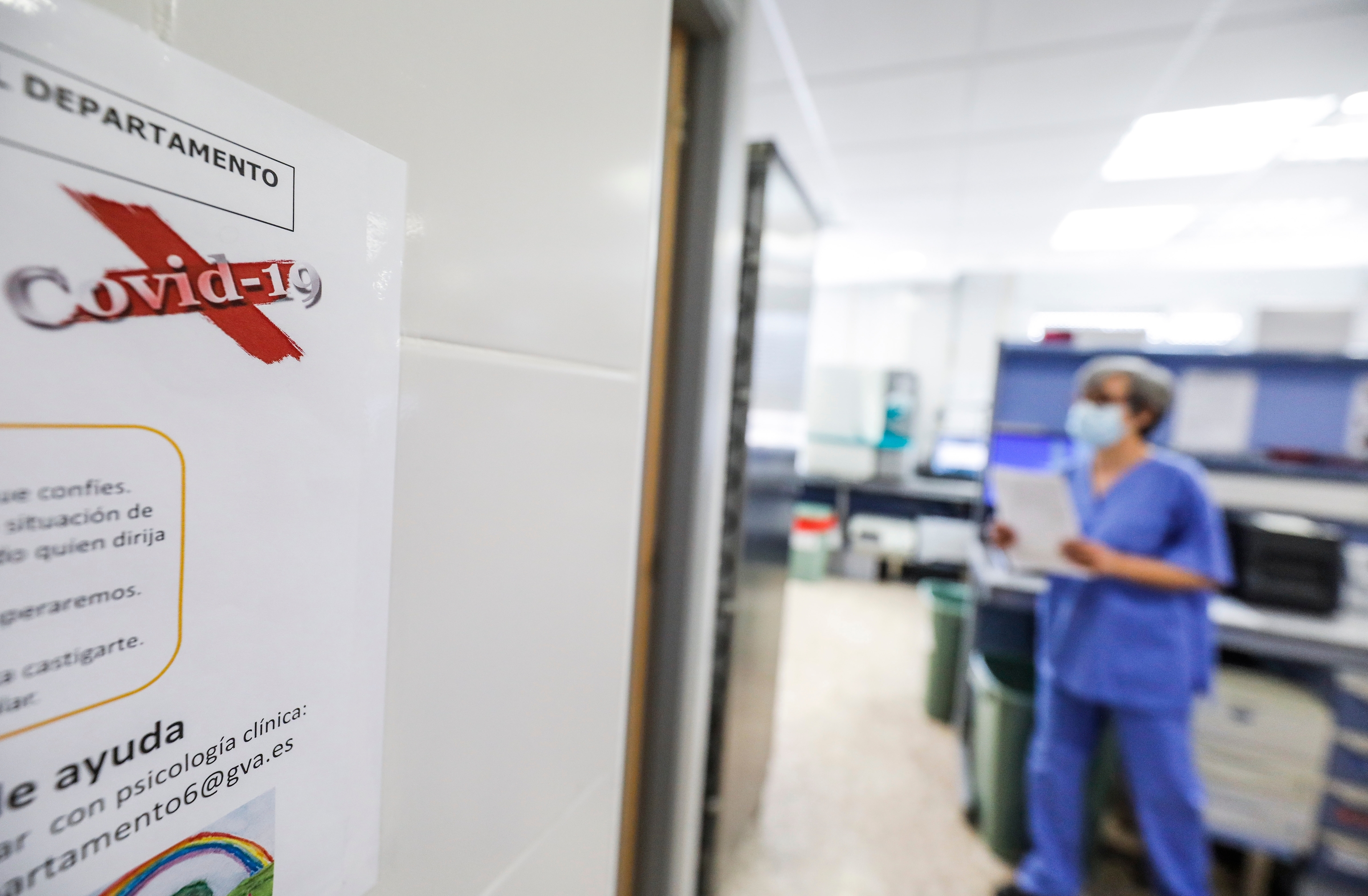 Una sanitaria, durante su jornada en un hospital valenciano.