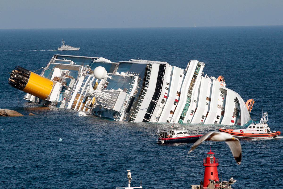 El Costa Concordia, parcialmente sumergido, el 14 de enero de 2012.