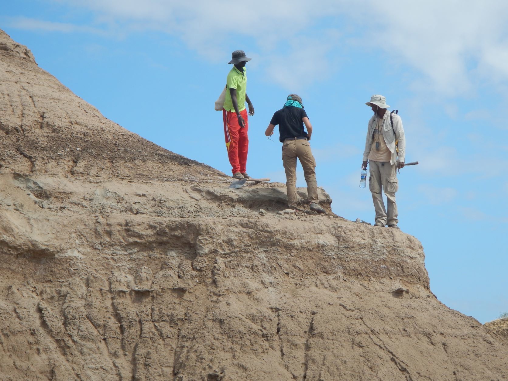 Científicos toman muestras del lugar de Etiopía donde se hallaron los fósiles