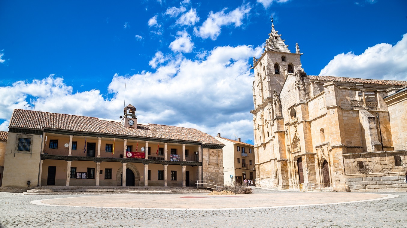 Plaza Mayor de Torrelaguna, con la iglesia y el Ayuntamiento (izda.).