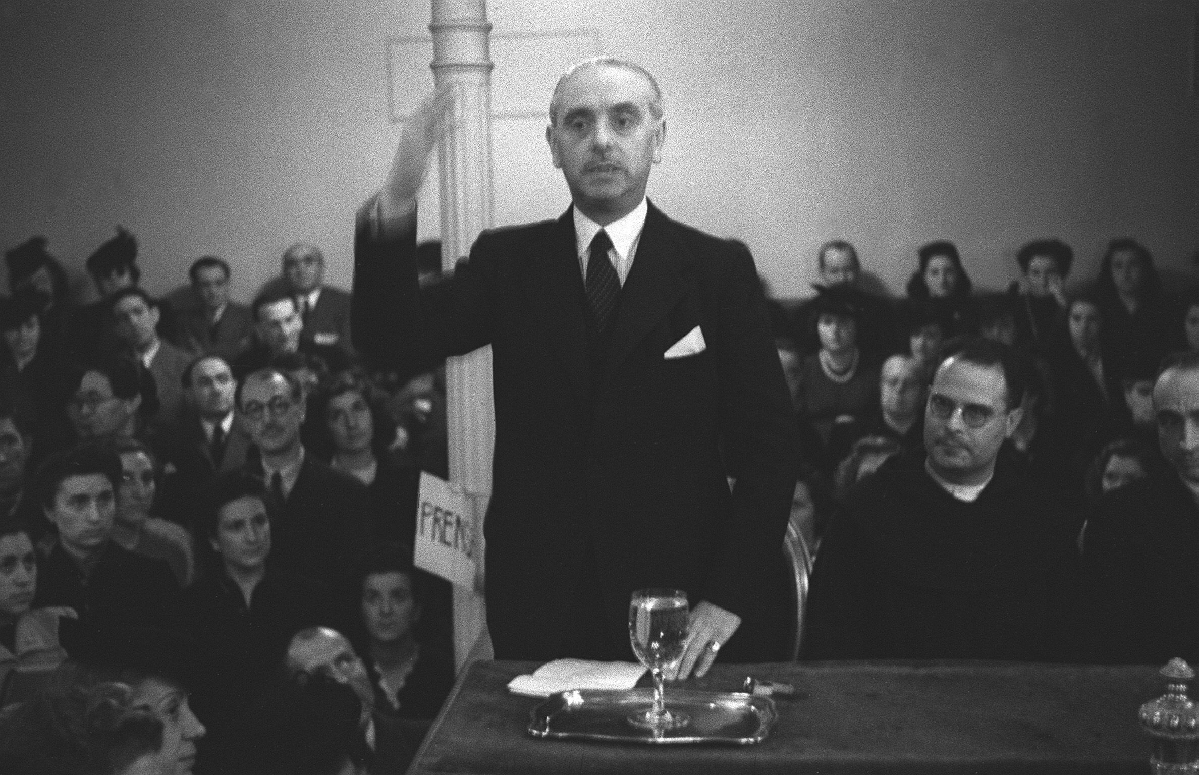 El escritor y académico José María Pemán, en una de sus intervenciones públicas en 1942.