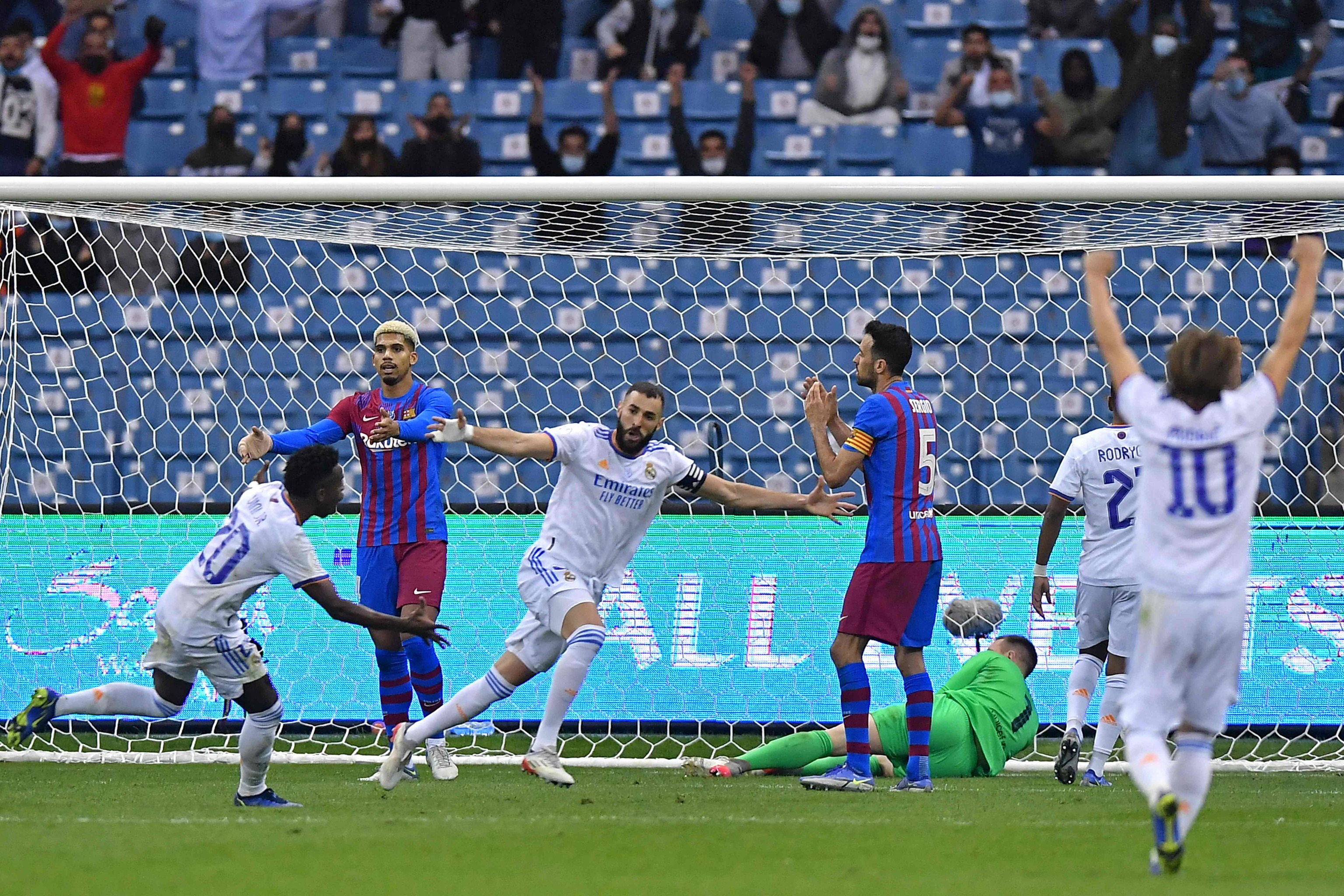 Benzema celebra su gol.