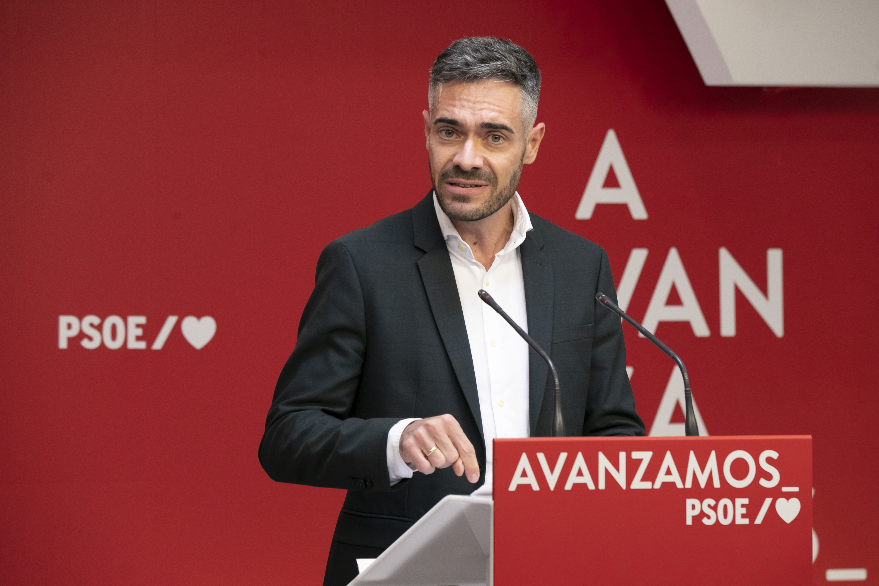 Felipe Sicilia, portavoz del PSOE, en la sede de Ferraz.