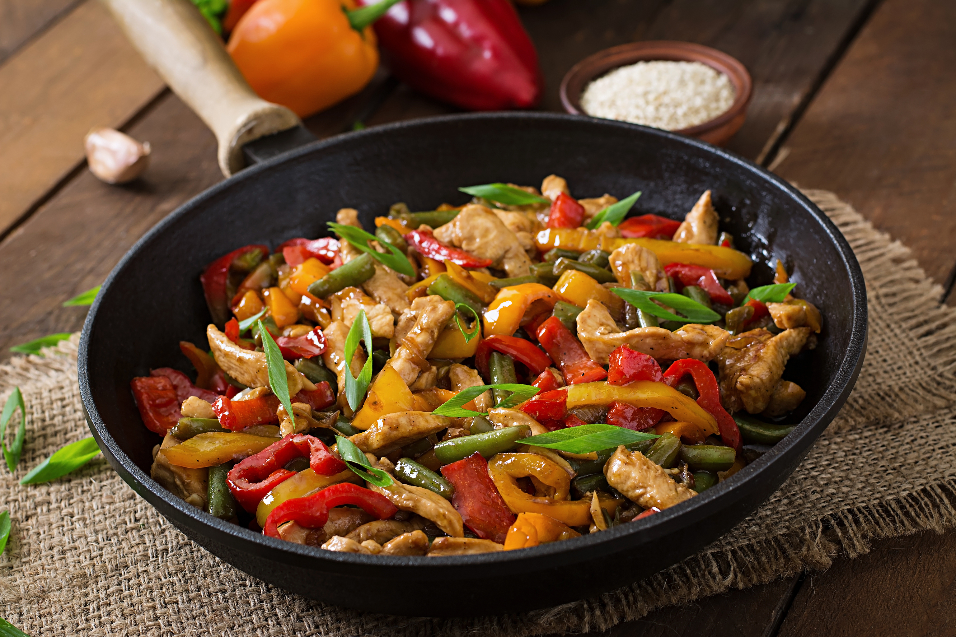 verduras y pollo cocinados en el wok: sano y fácil.