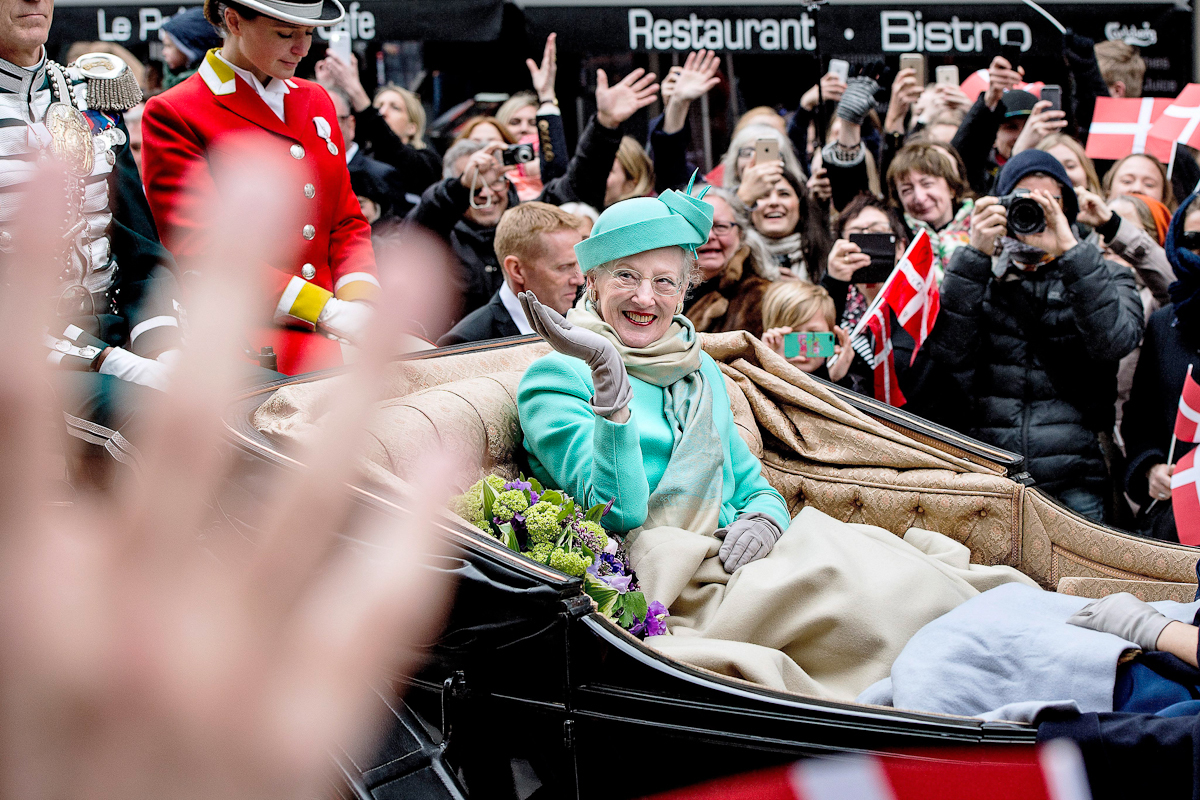 Margarita II, subida a un carruaje, en 2015, en Copenhague.