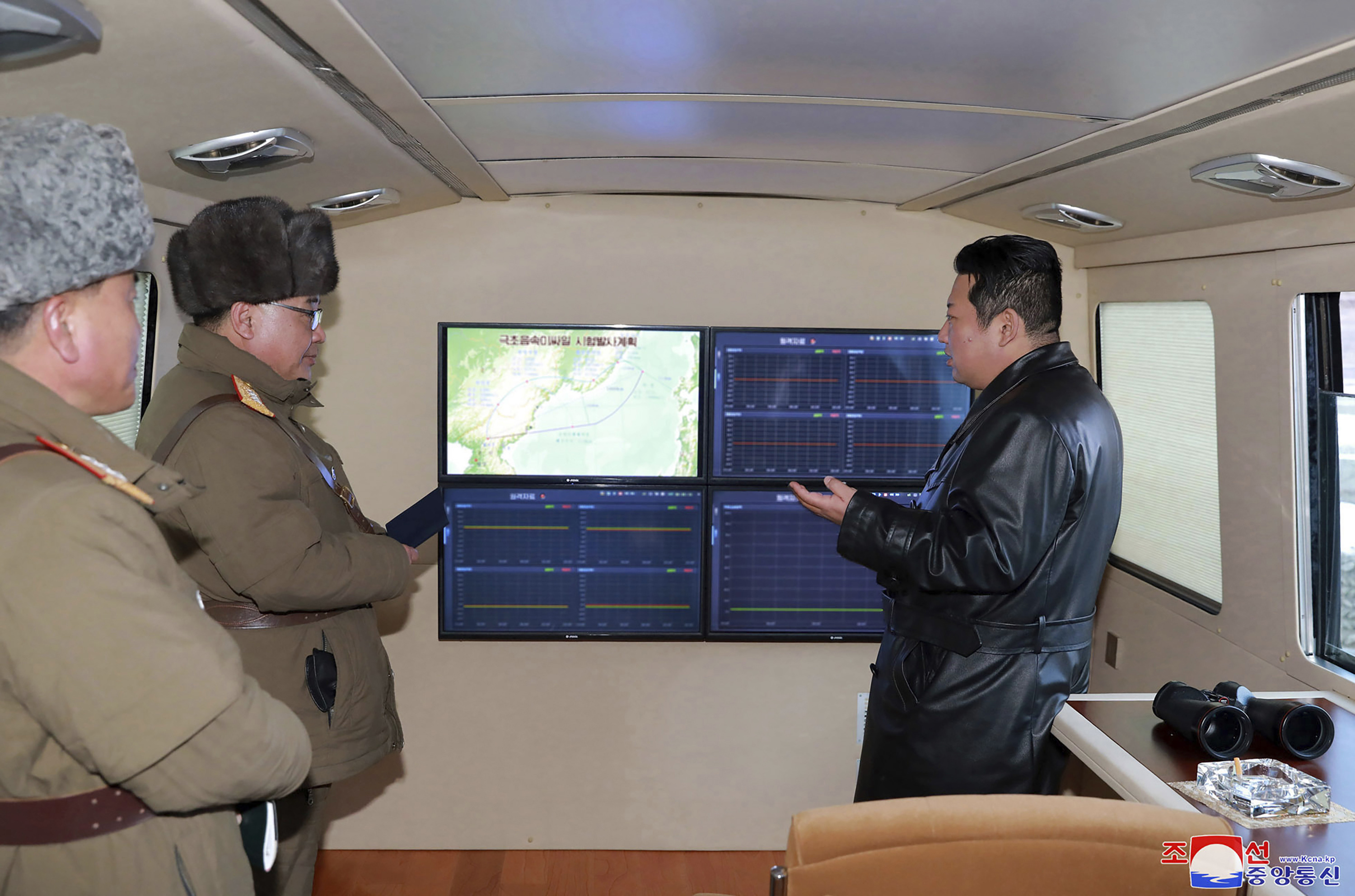 Kim Jong Un, lder norcoreano, supervisa el lanzamiento del ltimo misil.