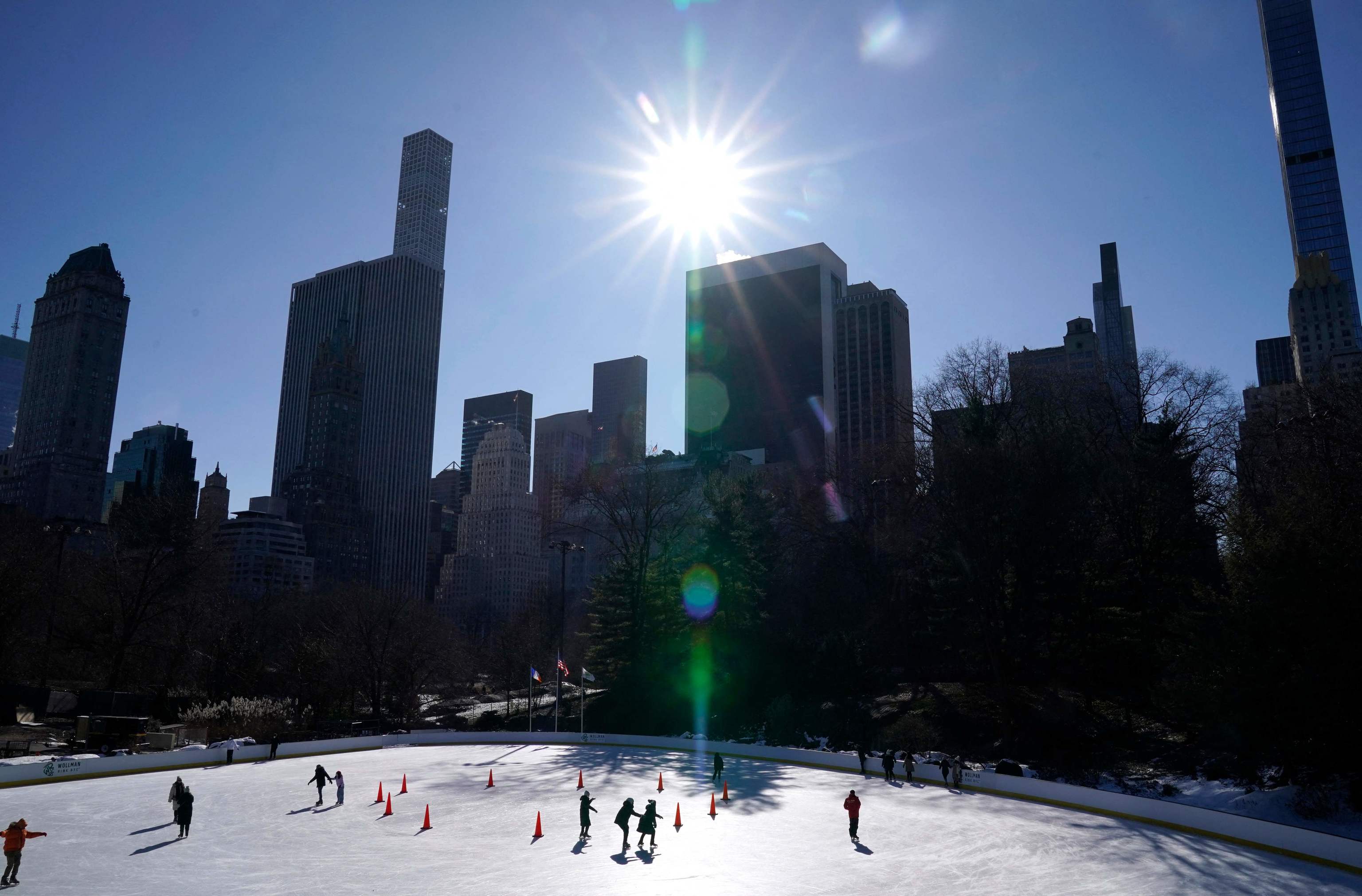 Varias personas patinan sobre hielo en Central Park, en Nueva York.