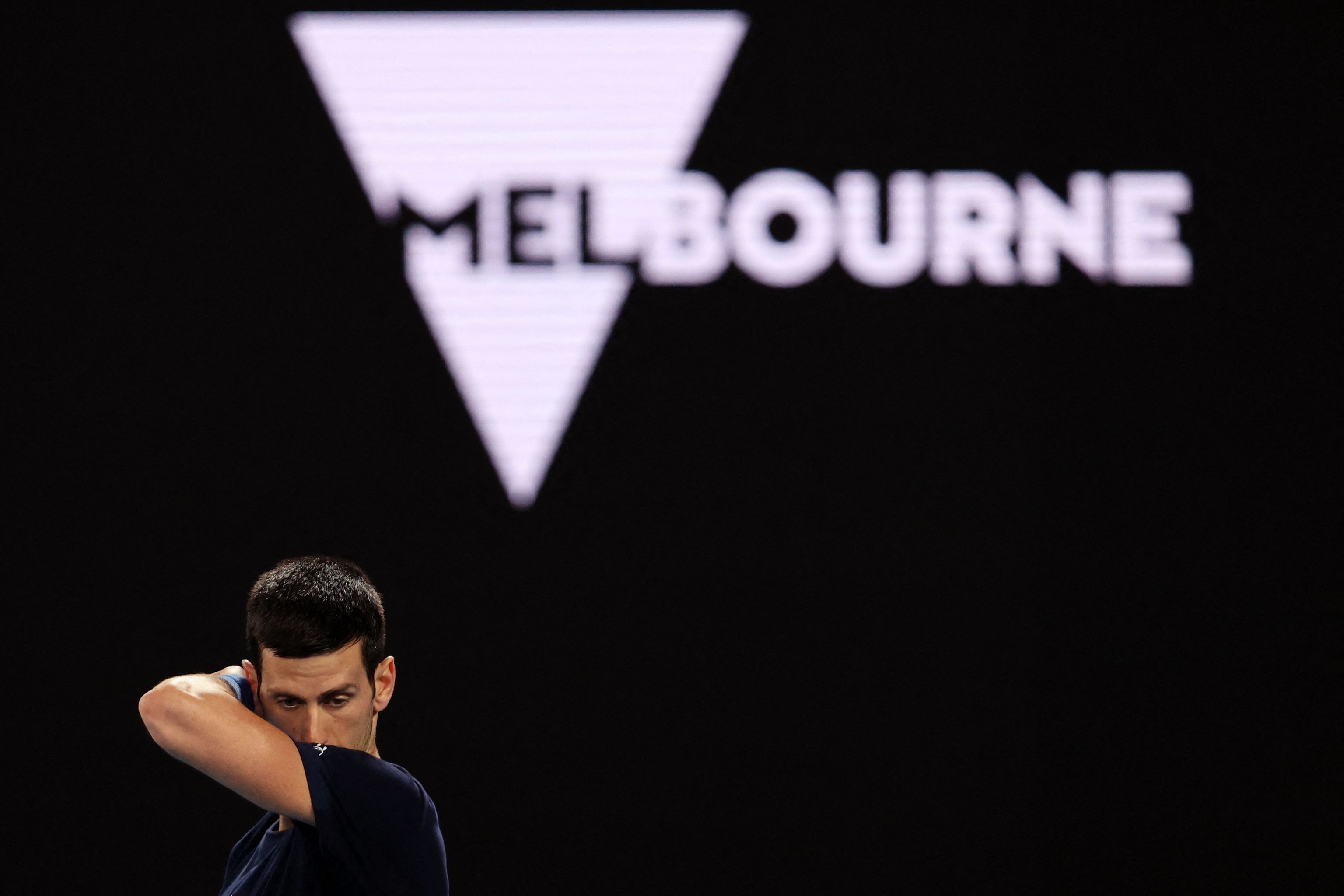 Novak Djokovic entrenando en una pista de tenis en Melbourne (Australia).