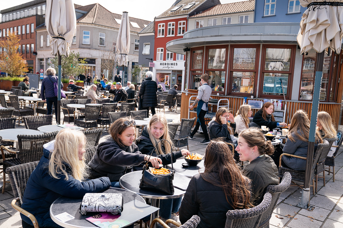 Mujeres comiendo al aire libre en Roskilde, Dinamarca.