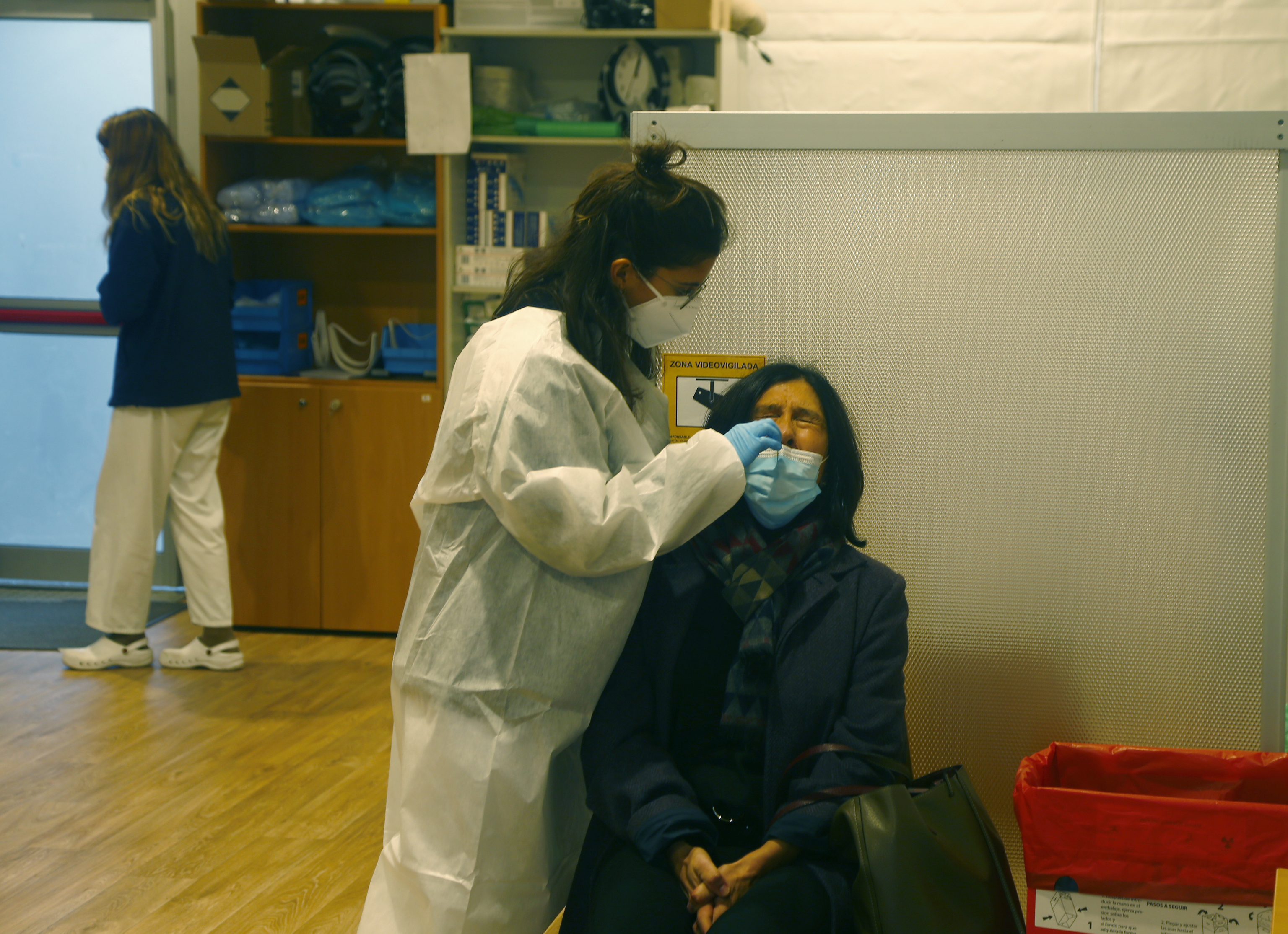 Una sanitaria realiza un test de antígenos a una ciudadana.