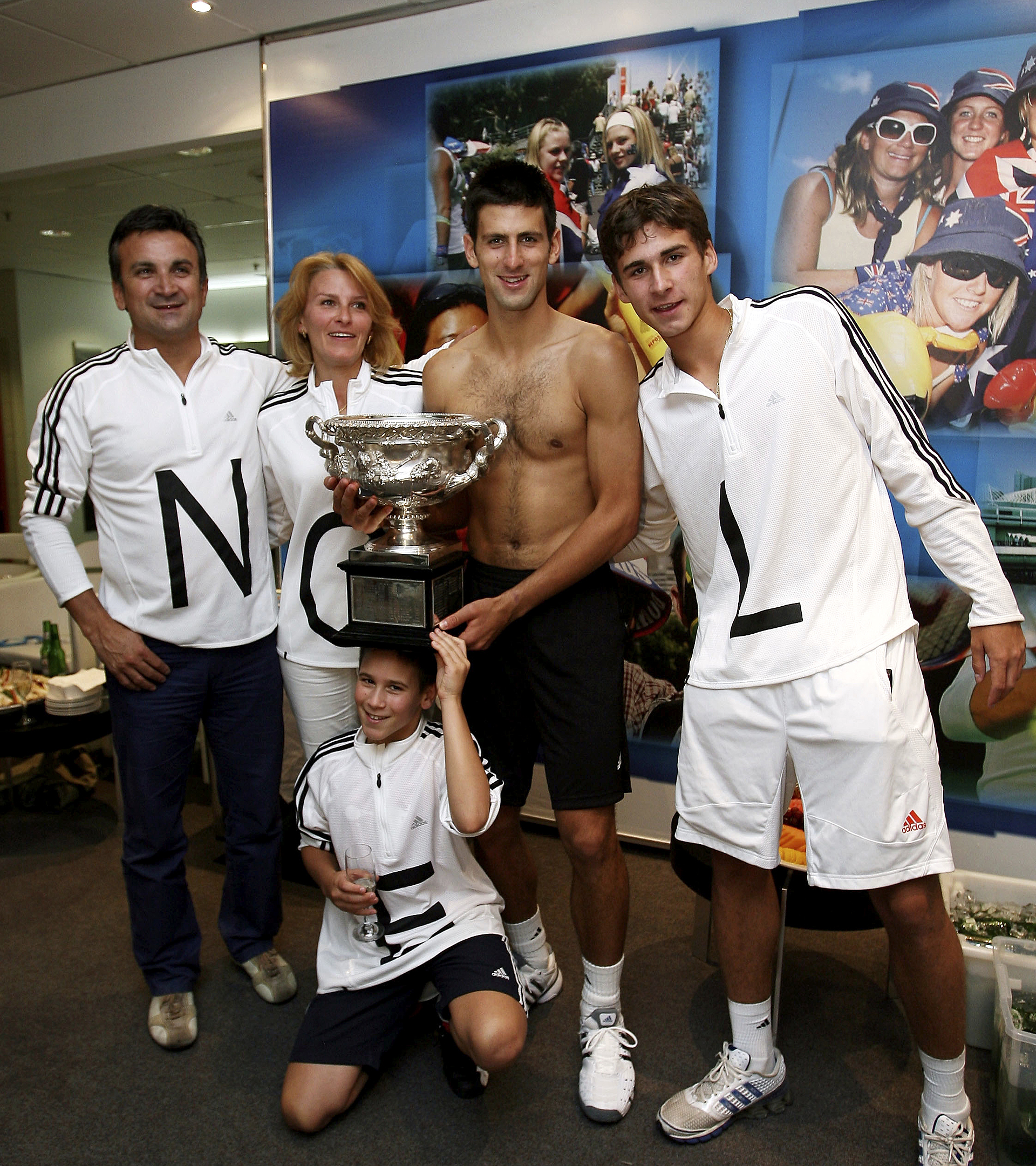 La familia Djokovic celebrando el ttulo del tenista en el Open de Australia de 2008.