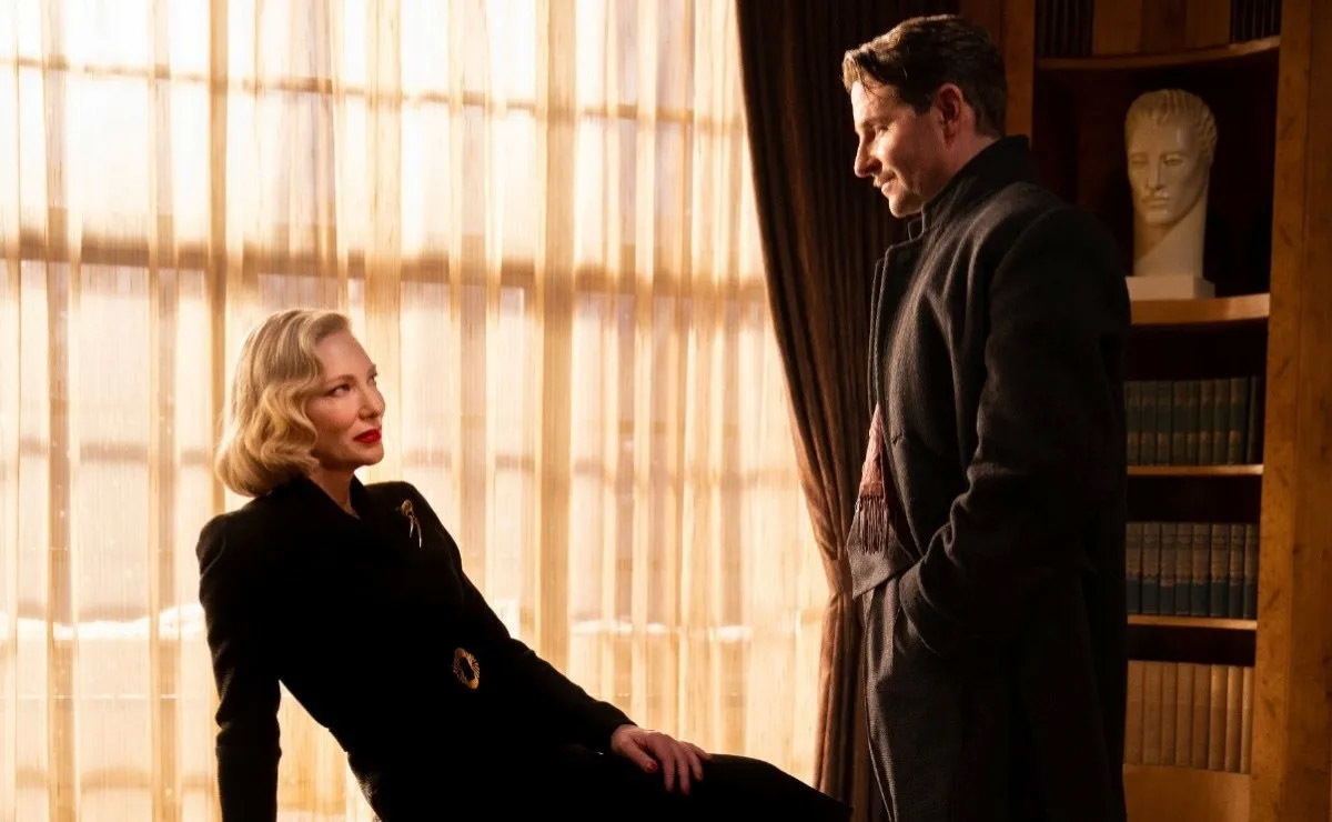 Cate Blanchett y Bradley Cooper en un momento de 'El callejón de las almas perdidas'.