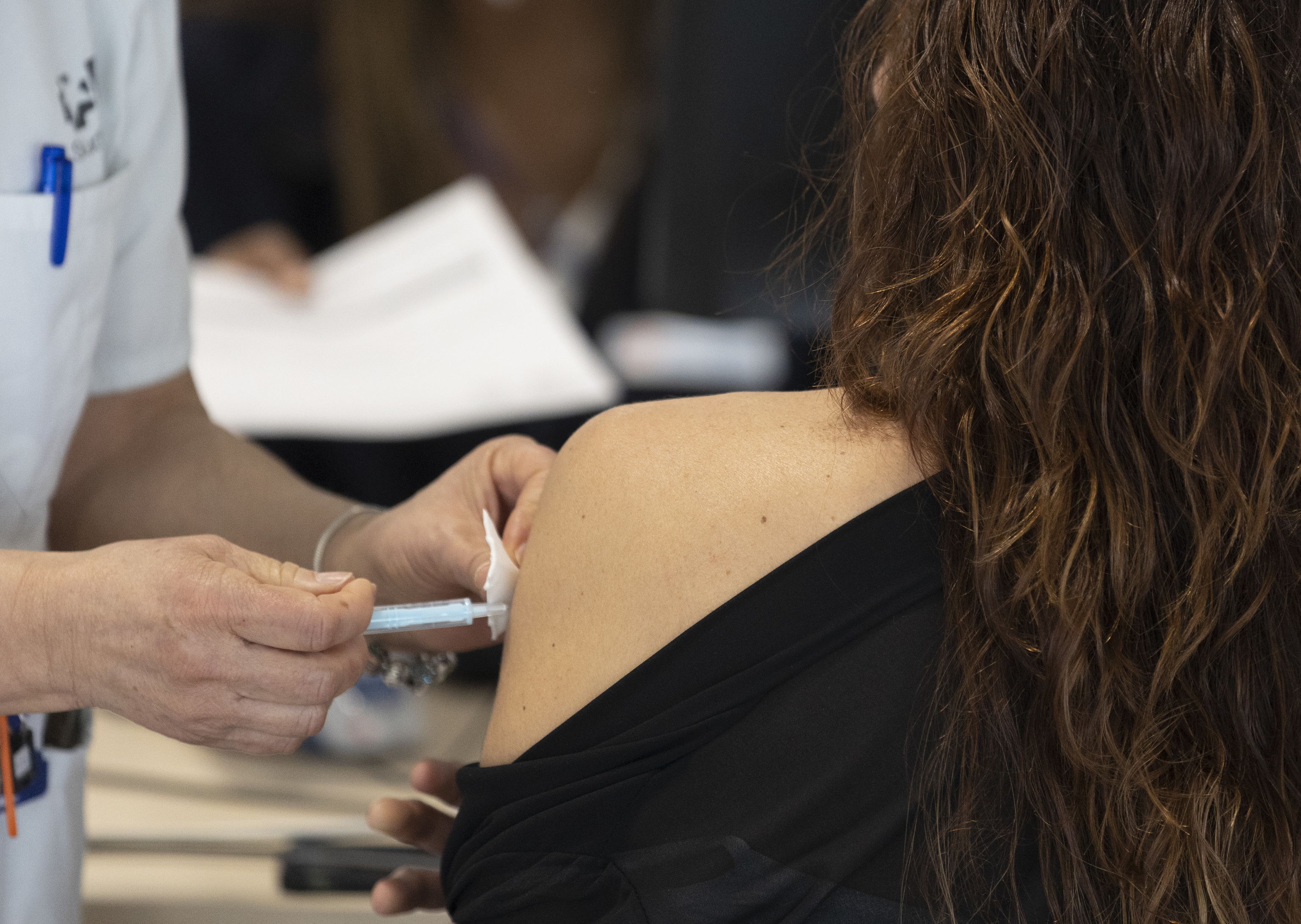 Una mujer recibe la tercera dosis de la vacuna contra el Covid-19, en el Hospital Enfermera Isabel Zendal.