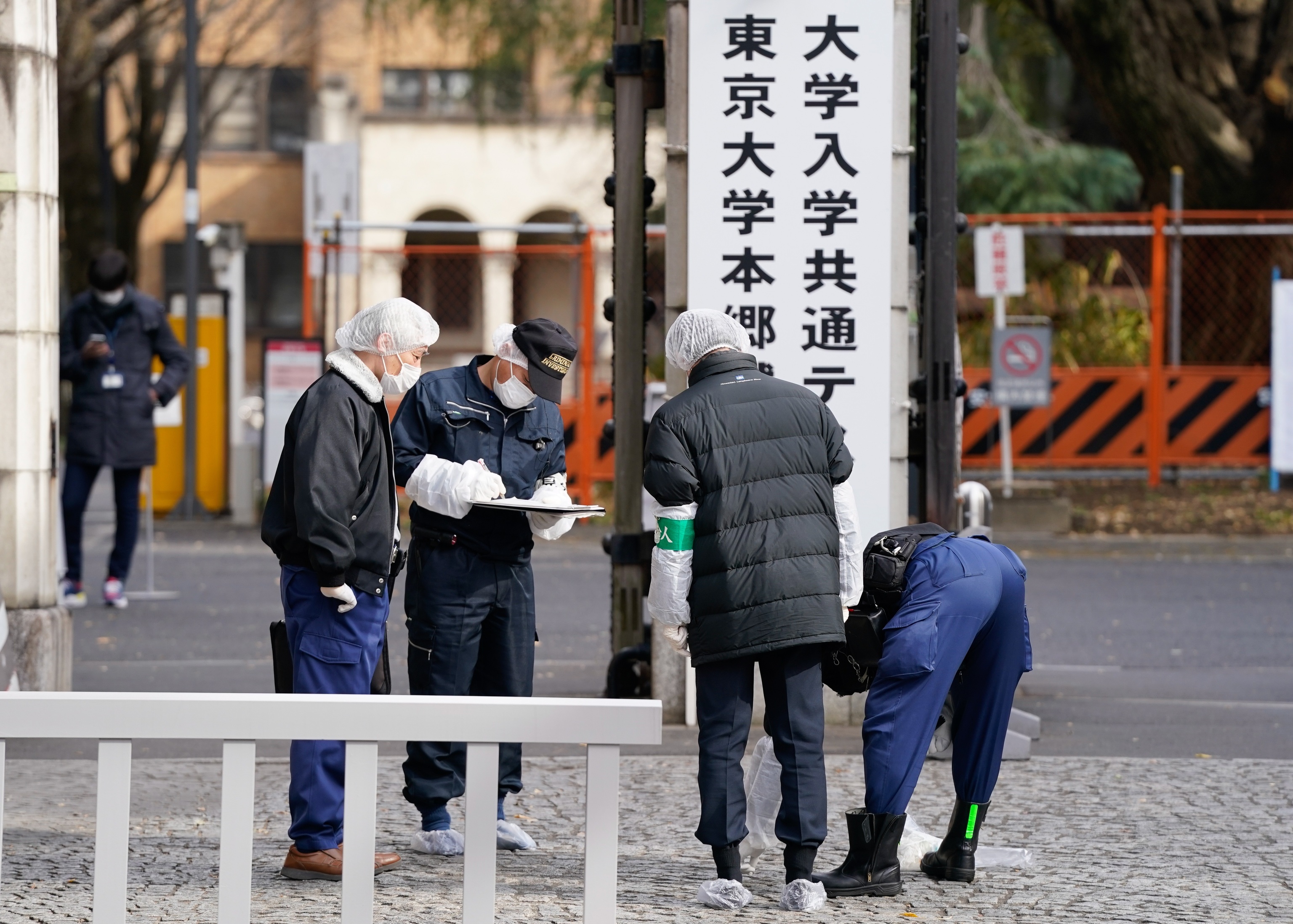 Policas recogen muestras tras el ataque en una universidad tokiota.