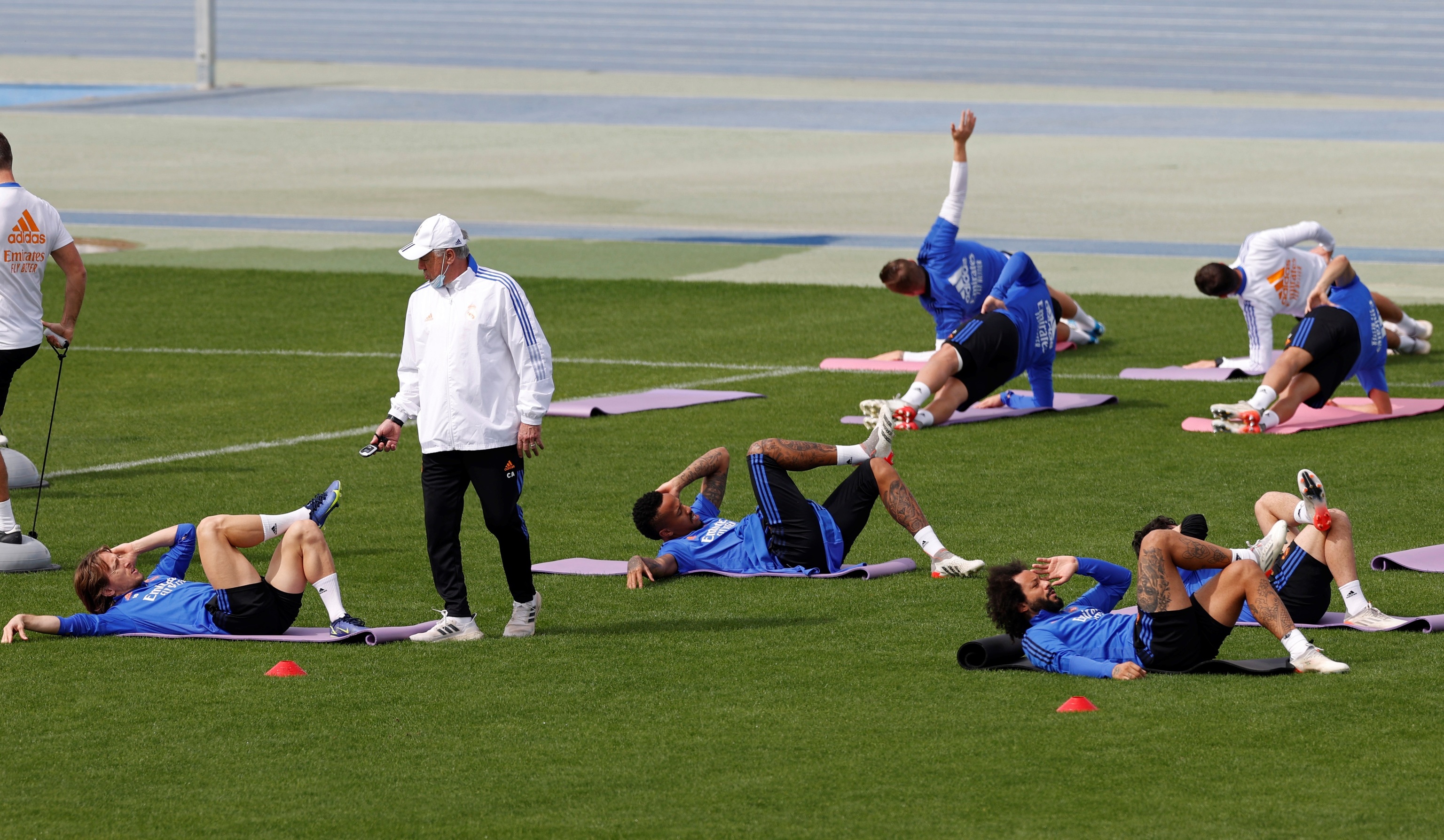 Ancelotti, durante el entrenamiento del Madrid, el viernes en Riad.