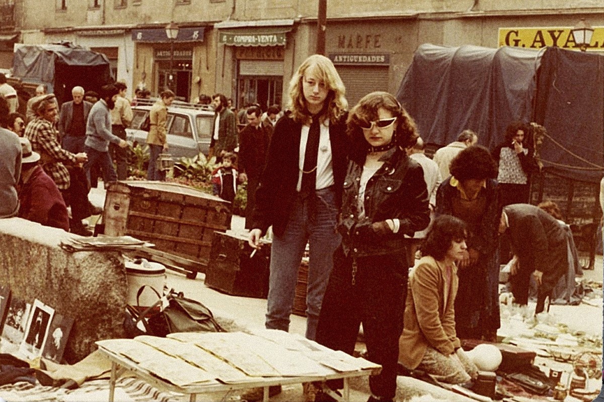 Alaska y su amiga Elisabetta, en 1977 vendiendo fanzines.