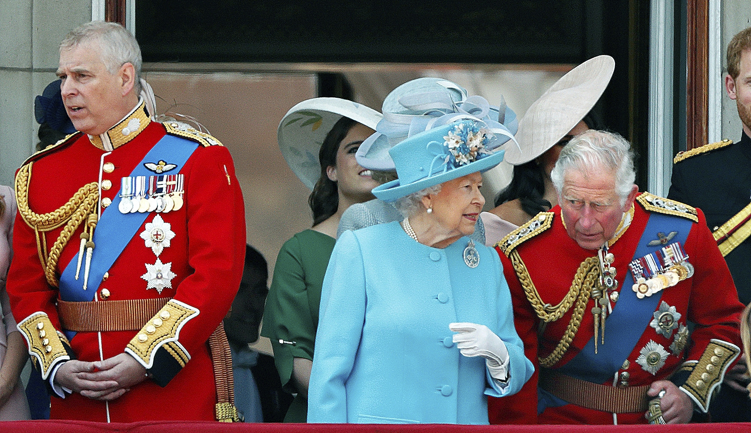 El príncipe Andrés, la reina Isabel II y el príncipe Carlos.