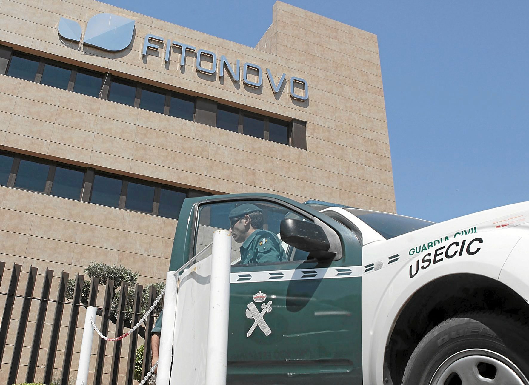 Un vehculo de la Guardia Civil vigila la sede de la empresa sevillana Fitonovo durante un registro en 2013.