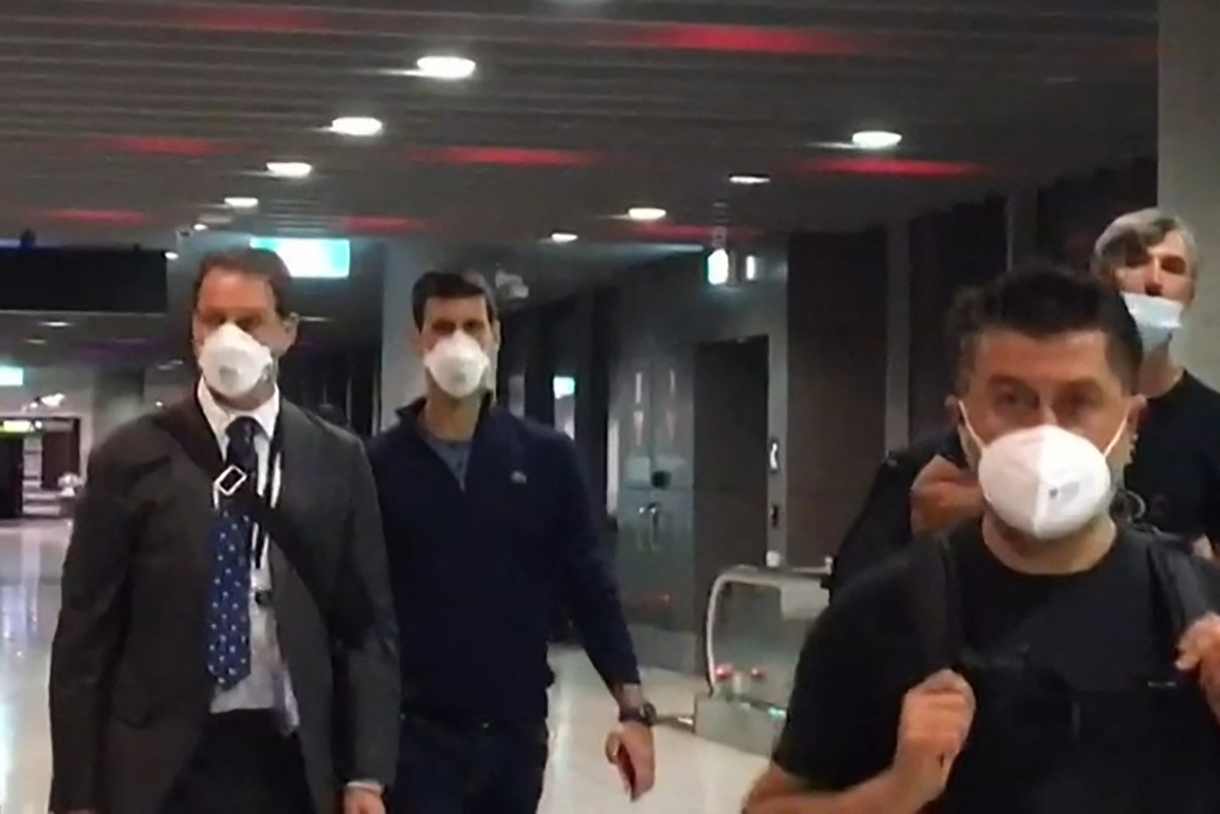 Djokovic, en el aeropuerto de Melbourne para regresar a Serbia.