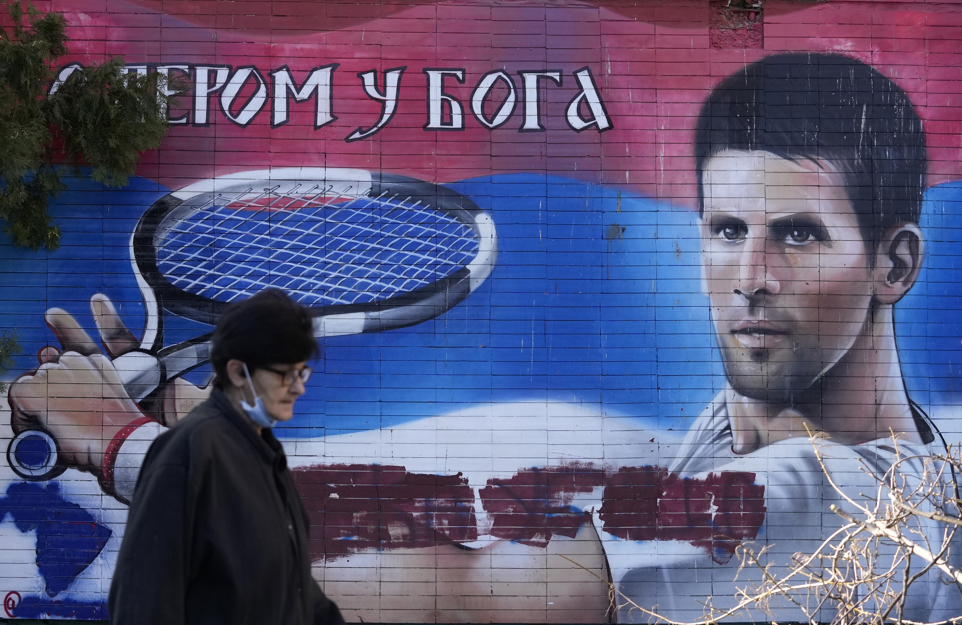 Una mujer pasa por delante de un mural de Djokovic, en Belgrado.