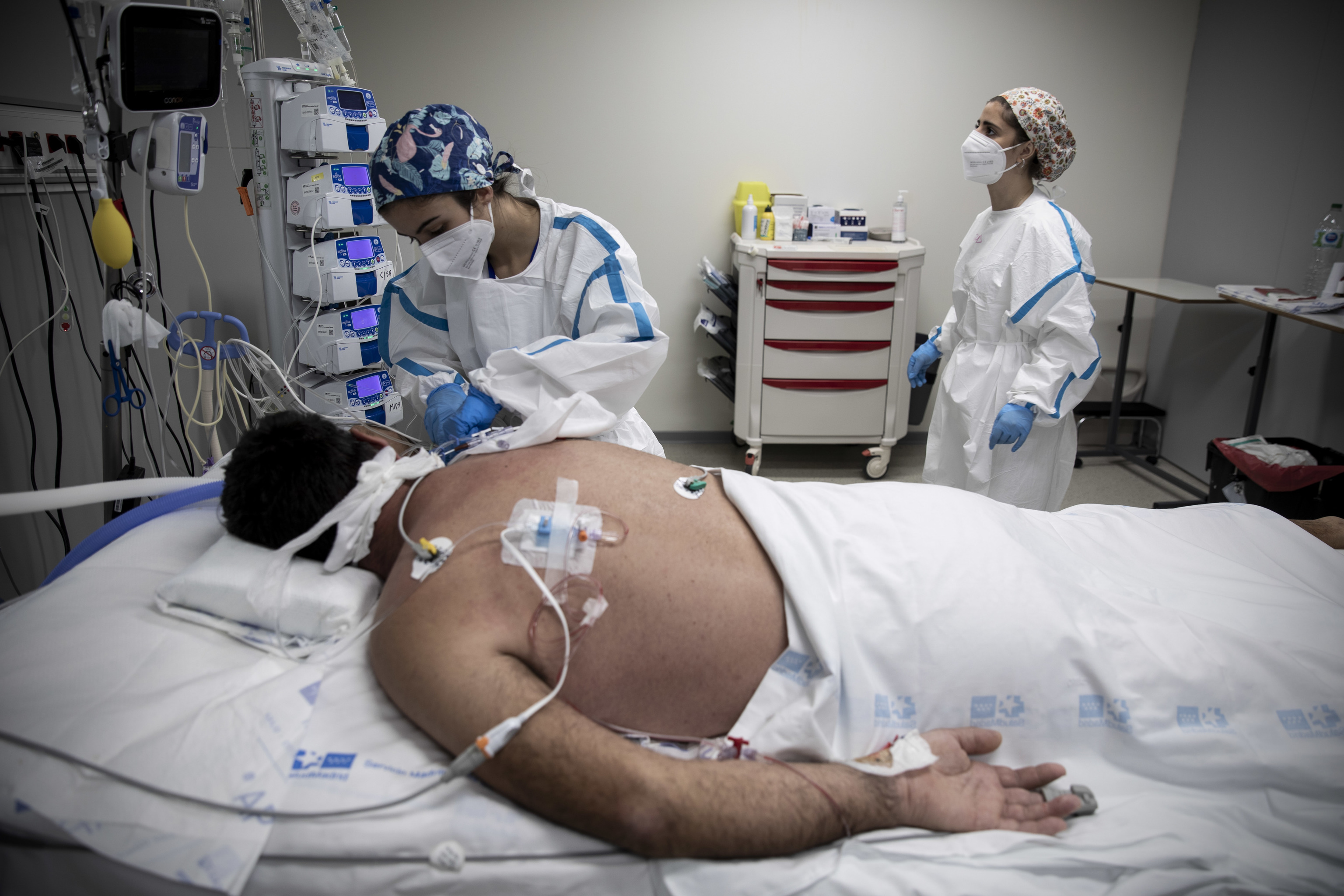 Un paciente recibe cuidados intensivos en el Hospital Isabel Zendal.