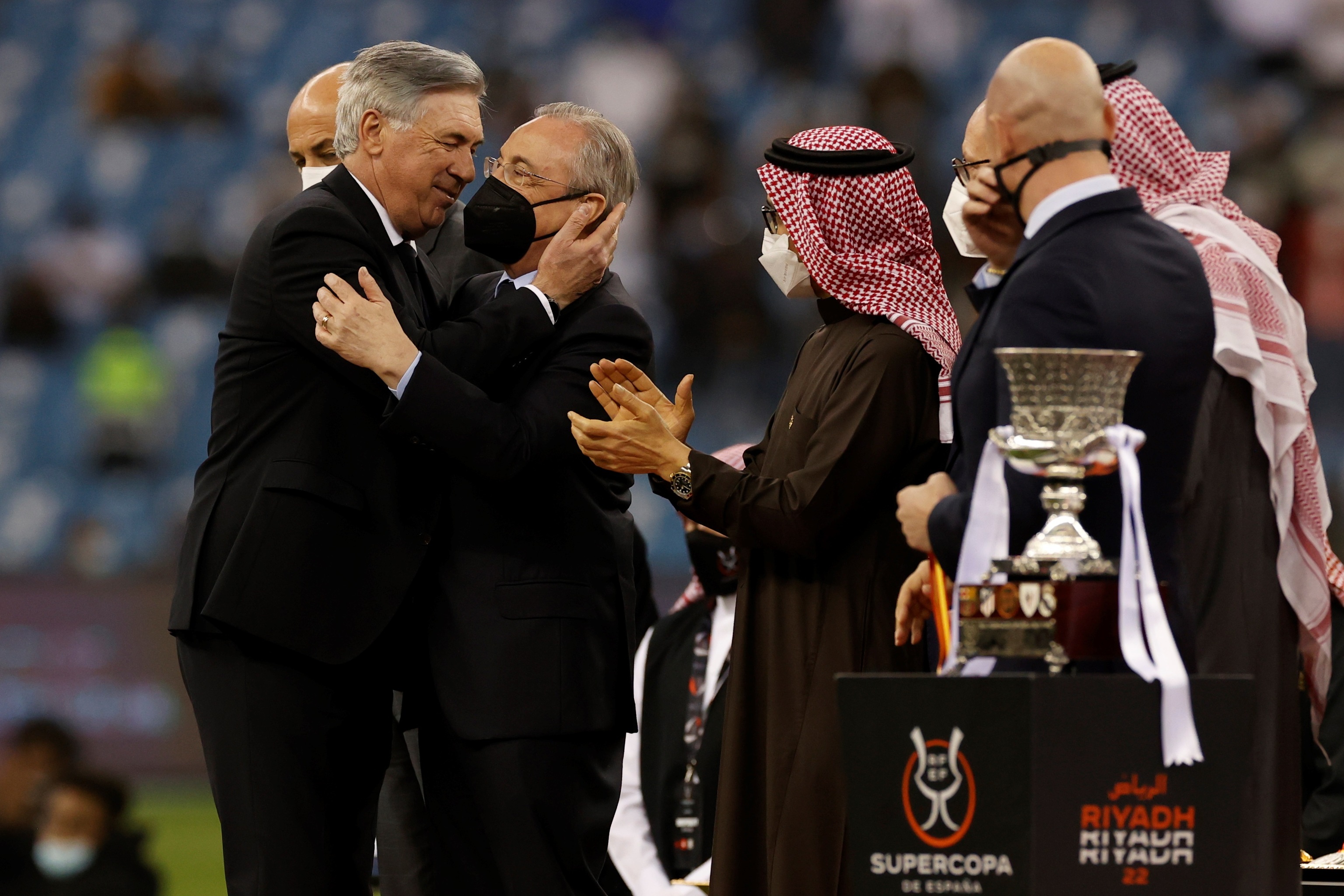 Florentino y Ancelotti se abrazan tras lograr el título.